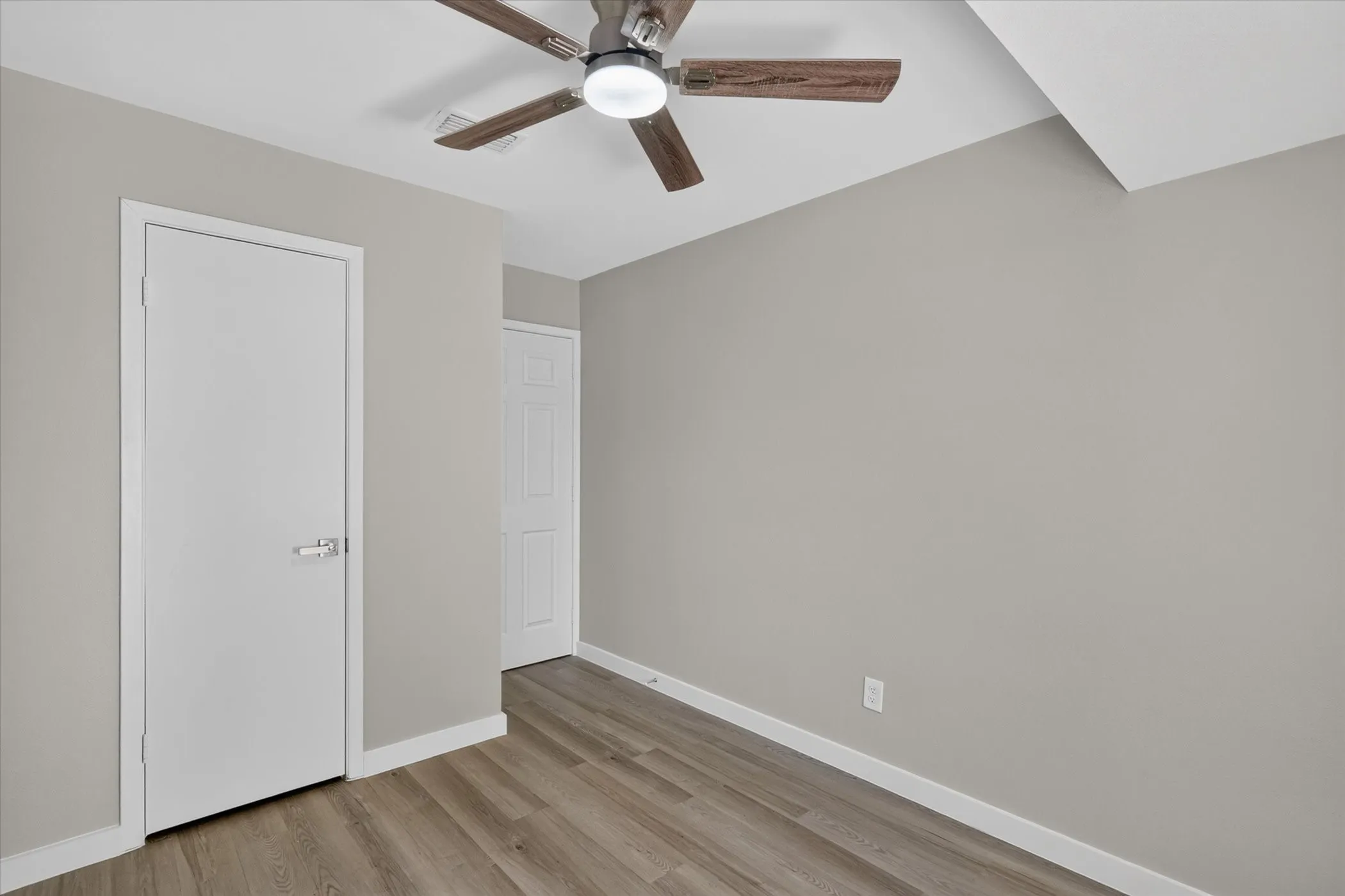 Single Family Residence For Sale in Dallas County , 14910 Marsha Drive, Balch Springs, Texas 75180, 3 Bedroom, 2 Bathroom, Garage spaces, 1,296 Sqft, built in 1966, mls#21406514, Real Estate Agent in Balch Springs, Homes For Sale in Dallas county, Homes For Sale in Balch Springs, Realtor in Balch Springs Texas, Real Estate Brokerage Independent Realty Texas, Luminita Cordes Realtor