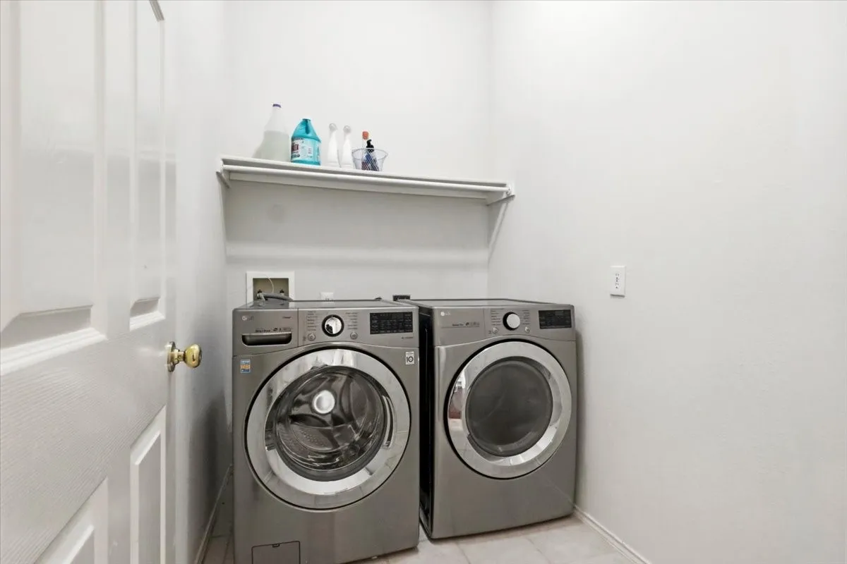 Upper wall-mounted shelving above appliance space