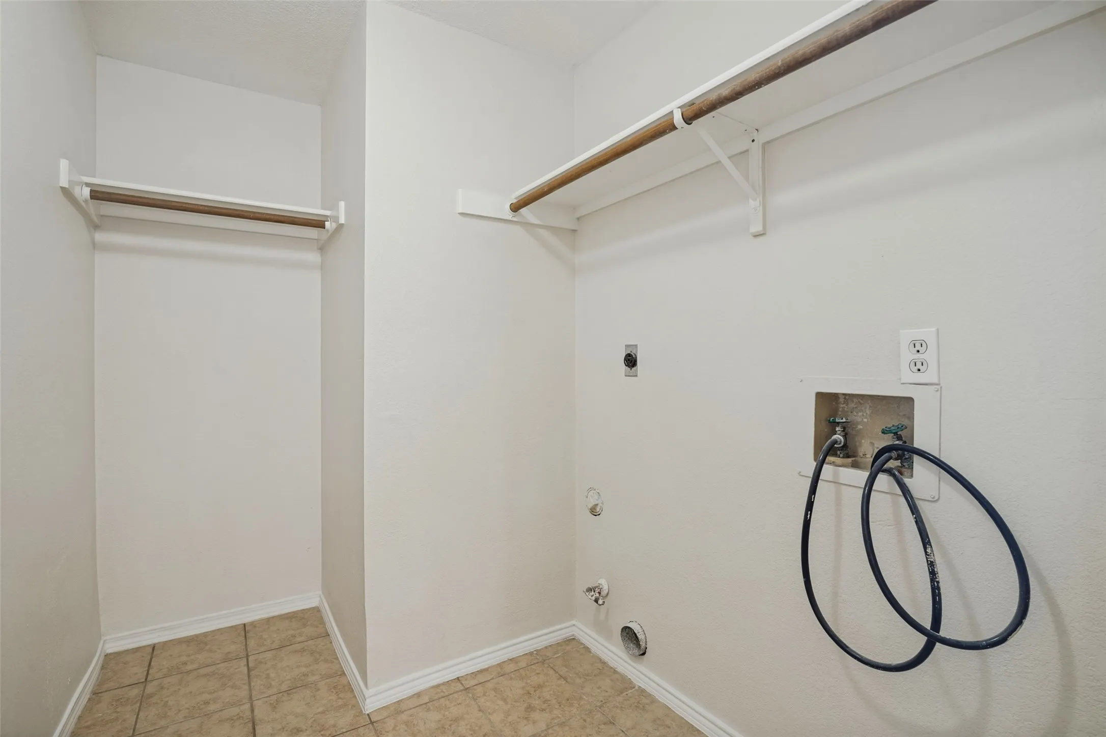 Single Family Residence For Sale in Dallas County , 6522 White Oak Drive, Rowlett, Texas 75089, 3 Bedroom, 3 Bathroom, 2 Garage spaces, 1,704 Sqft, built in 1990, mls#21406526, Real Estate Agent in Rowlett, Homes For Sale in Dallas county, Homes For Sale in Rowlett, Realtor in Rowlett Texas, Real Estate Brokerage Independent Realty Texas, Luminita Cordes Realtor