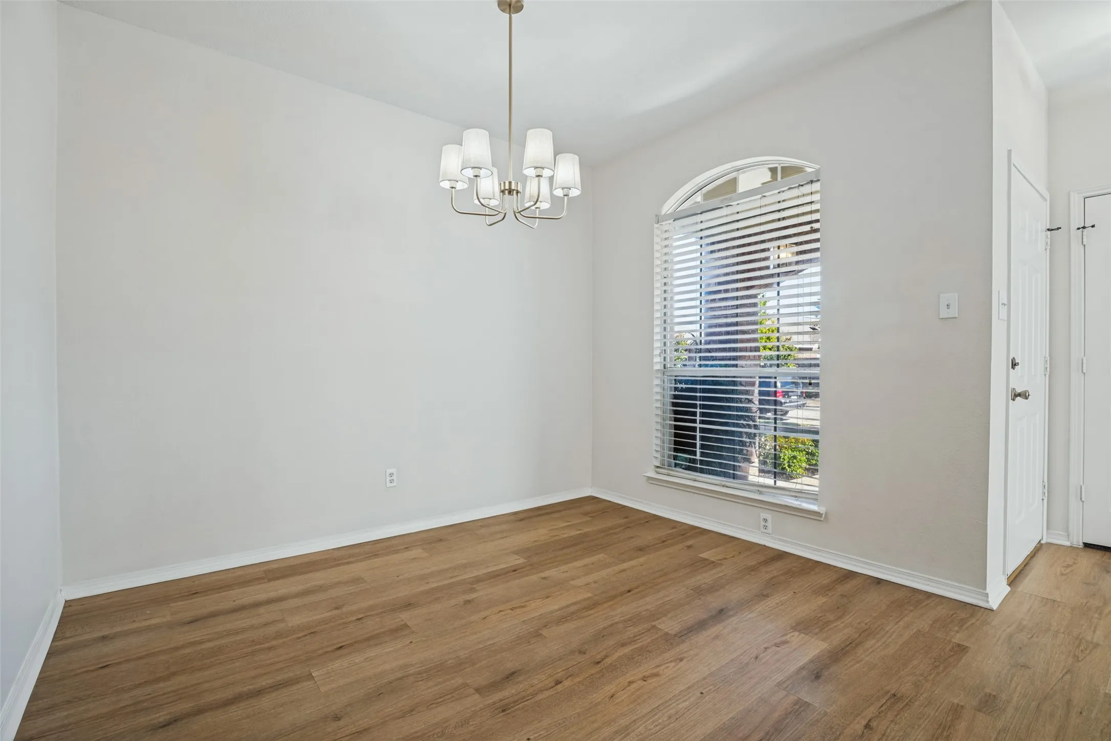 Single Family Residence For Sale in Dallas County , 6522 White Oak Drive, Rowlett, Texas 75089, 3 Bedroom, 3 Bathroom, 2 Garage spaces, 1,704 Sqft, built in 1990, mls#21406526, Real Estate Agent in Rowlett, Homes For Sale in Dallas county, Homes For Sale in Rowlett, Realtor in Rowlett Texas, Real Estate Brokerage Independent Realty Texas, Luminita Cordes Realtor