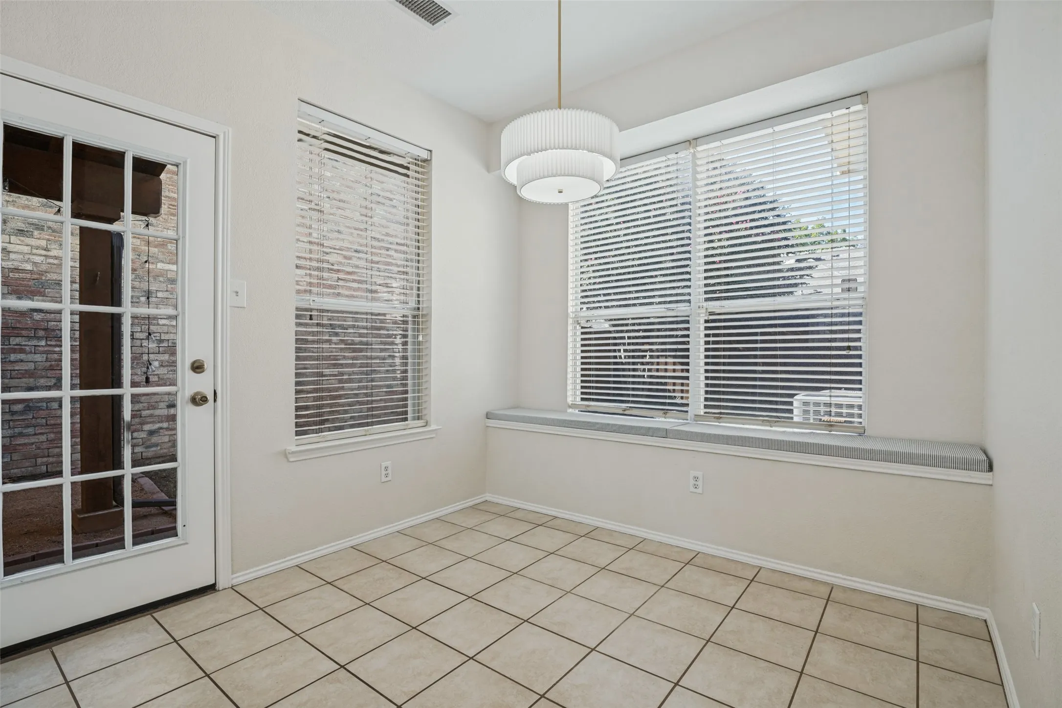 Single Family Residence For Sale in Dallas County , 6522 White Oak Drive, Rowlett, Texas 75089, 3 Bedroom, 3 Bathroom, 2 Garage spaces, 1,704 Sqft, built in 1990, mls#21406526, Real Estate Agent in Rowlett, Homes For Sale in Dallas county, Homes For Sale in Rowlett, Realtor in Rowlett Texas, Real Estate Brokerage Independent Realty Texas, Luminita Cordes Realtor