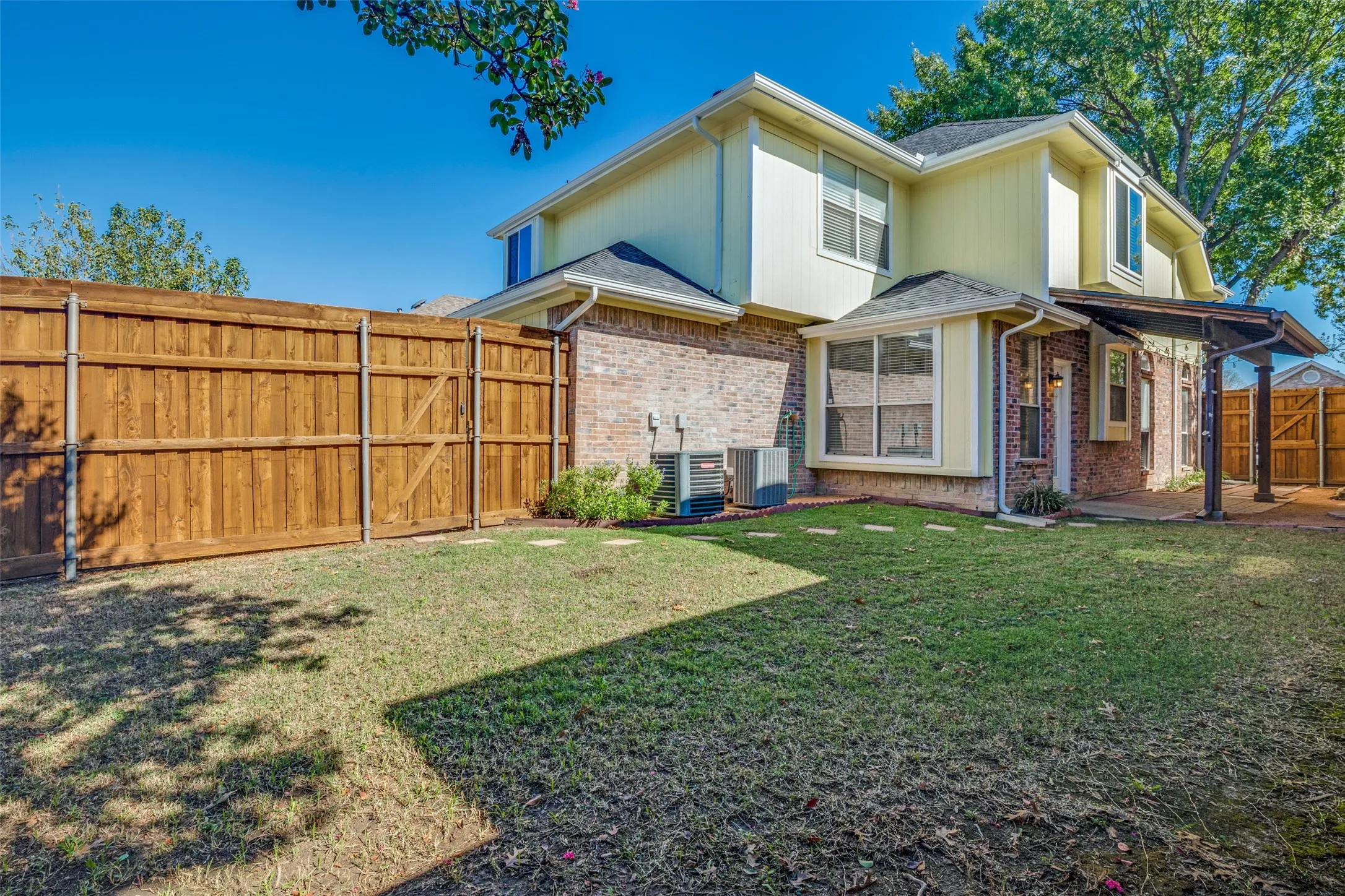 Single Family Residence For Sale in Dallas County , 6522 White Oak Drive, Rowlett, Texas 75089, 3 Bedroom, 3 Bathroom, 2 Garage spaces, 1,704 Sqft, built in 1990, mls#21406526, Real Estate Agent in Rowlett, Homes For Sale in Dallas county, Homes For Sale in Rowlett, Realtor in Rowlett Texas, Real Estate Brokerage Independent Realty Texas, Luminita Cordes Realtor