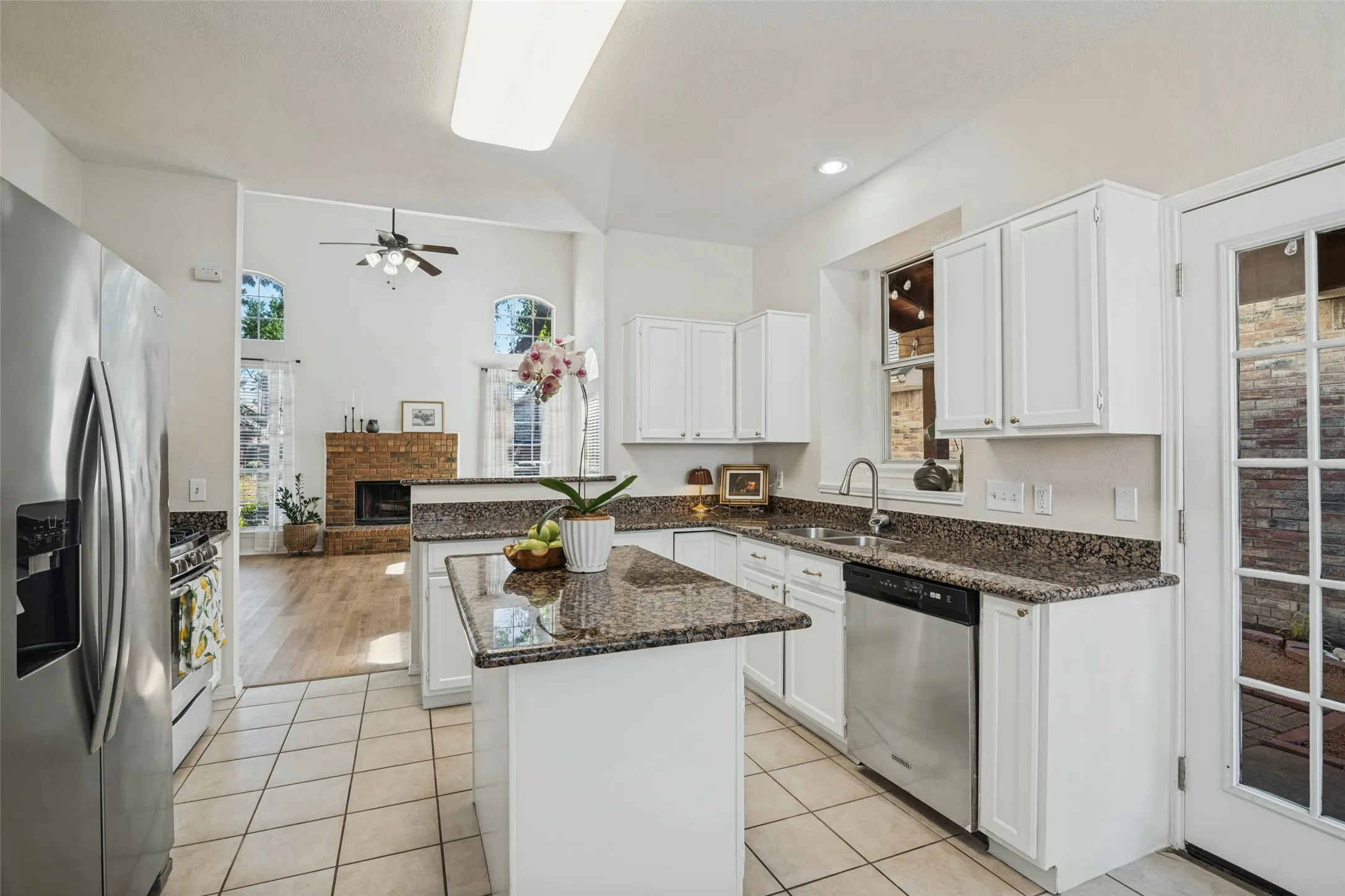 Single Family Residence For Sale in Dallas County , 6522 White Oak Drive, Rowlett, Texas 75089, 3 Bedroom, 3 Bathroom, 2 Garage spaces, 1,704 Sqft, built in 1990, mls#21406526, Real Estate Agent in Rowlett, Homes For Sale in Dallas county, Homes For Sale in Rowlett, Realtor in Rowlett Texas, Real Estate Brokerage Independent Realty Texas, Luminita Cordes Realtor
