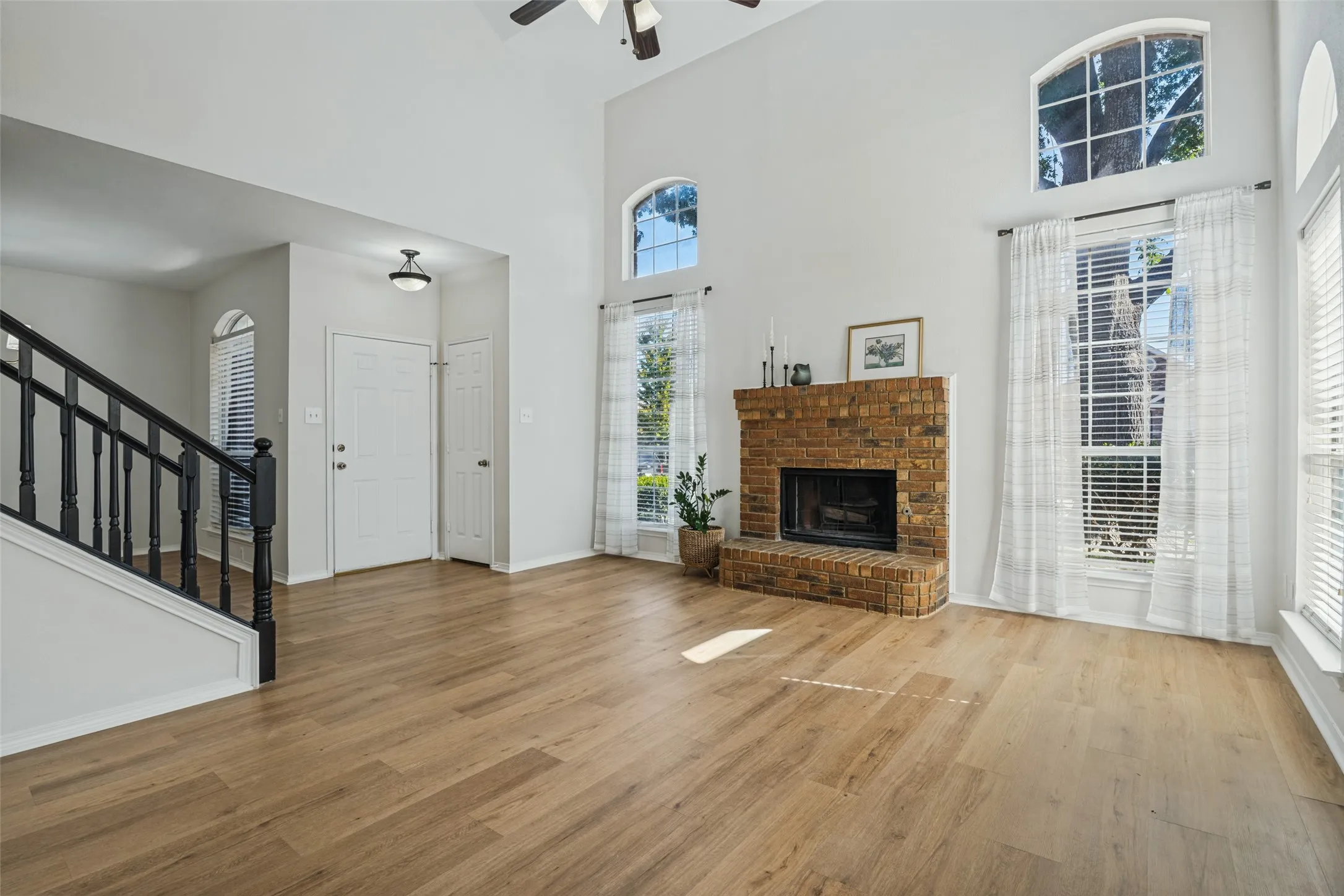 Single Family Residence For Sale in Dallas County , 6522 White Oak Drive, Rowlett, Texas 75089, 3 Bedroom, 3 Bathroom, 2 Garage spaces, 1,704 Sqft, built in 1990, mls#21406526, Real Estate Agent in Rowlett, Homes For Sale in Dallas county, Homes For Sale in Rowlett, Realtor in Rowlett Texas, Real Estate Brokerage Independent Realty Texas, Luminita Cordes Realtor
