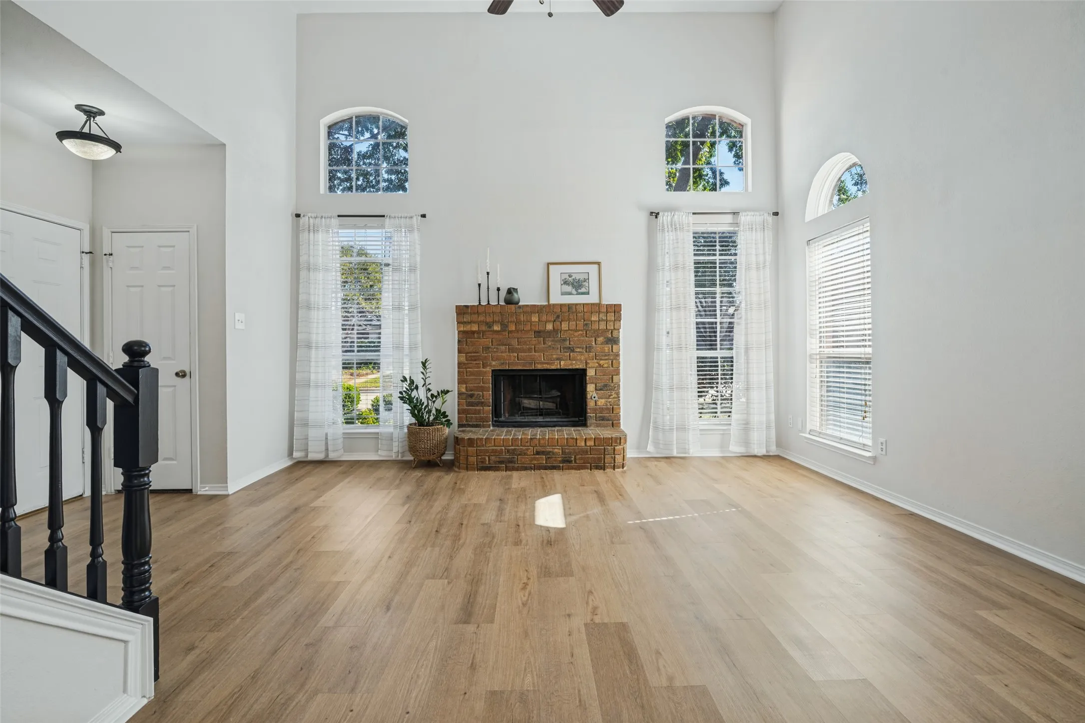 Single Family Residence For Sale in Dallas County , 6522 White Oak Drive, Rowlett, Texas 75089, 3 Bedroom, 3 Bathroom, 2 Garage spaces, 1,704 Sqft, built in 1990, mls#21406526, Real Estate Agent in Rowlett, Homes For Sale in Dallas county, Homes For Sale in Rowlett, Realtor in Rowlett Texas, Real Estate Brokerage Independent Realty Texas, Luminita Cordes Realtor