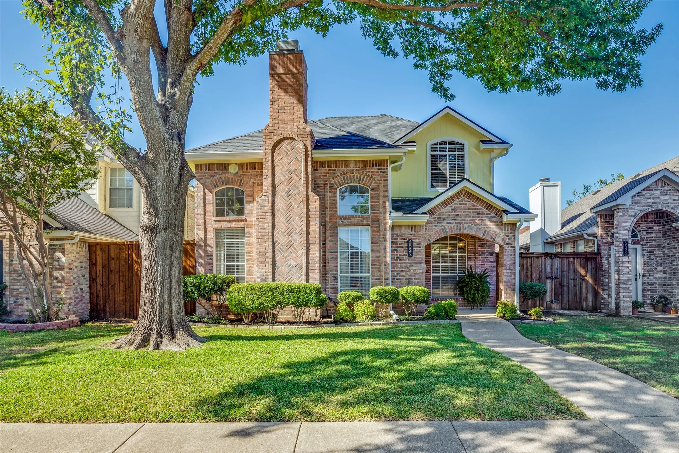 Single Family Residence For Sale in Dallas County , 6522 White Oak Drive, Rowlett, Texas 75089, 3 Bedroom, 3 Bathroom, 2 Garage spaces, 1,704 Sqft, built in 1990, mls#21406526, Real Estate Agent in Rowlett, Homes For Sale in Dallas county, Homes For Sale in Rowlett, Realtor in Rowlett Texas, Real Estate Brokerage Independent Realty Texas, Luminita Cordes Realtor