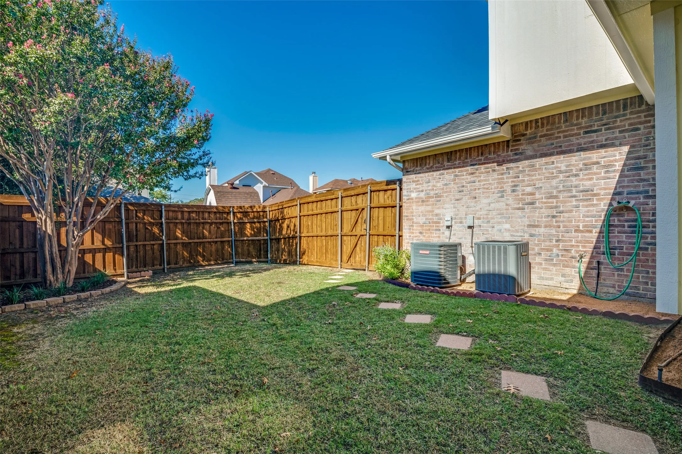 Single Family Residence For Sale in Dallas County , 6522 White Oak Drive, Rowlett, Texas 75089, 3 Bedroom, 3 Bathroom, 2 Garage spaces, 1,704 Sqft, built in 1990, mls#21406526, Real Estate Agent in Rowlett, Homes For Sale in Dallas county, Homes For Sale in Rowlett, Realtor in Rowlett Texas, Real Estate Brokerage Independent Realty Texas, Luminita Cordes Realtor