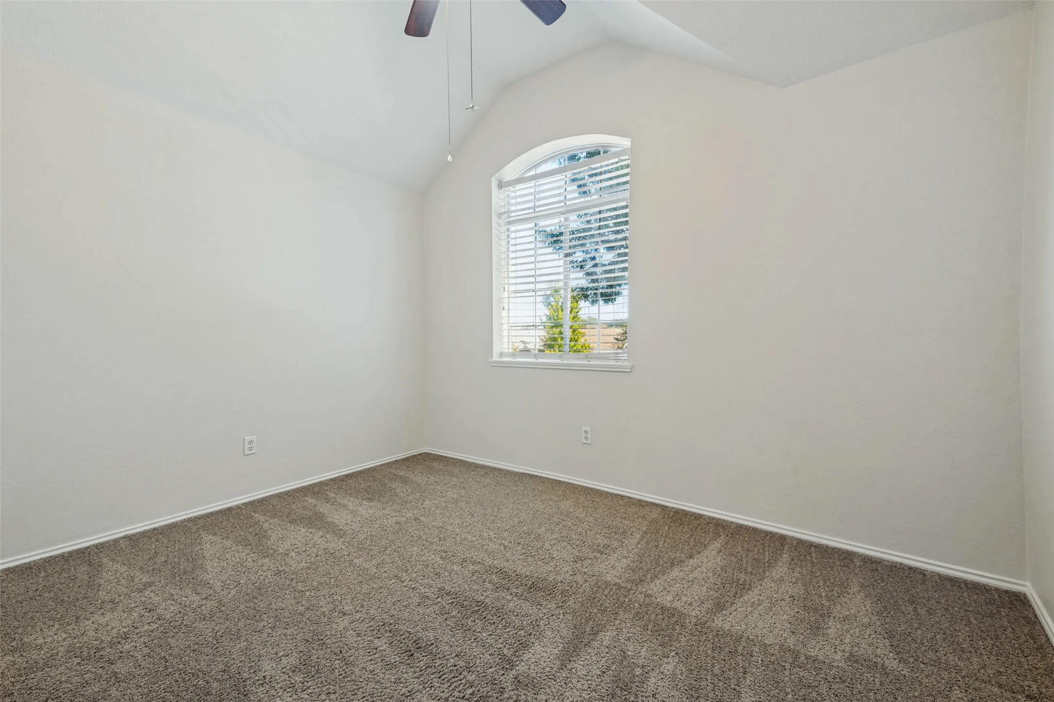 Single Family Residence For Sale in Dallas County , 6522 White Oak Drive, Rowlett, Texas 75089, 3 Bedroom, 3 Bathroom, 2 Garage spaces, 1,704 Sqft, built in 1990, mls#21406526, Real Estate Agent in Rowlett, Homes For Sale in Dallas county, Homes For Sale in Rowlett, Realtor in Rowlett Texas, Real Estate Brokerage Independent Realty Texas, Luminita Cordes Realtor