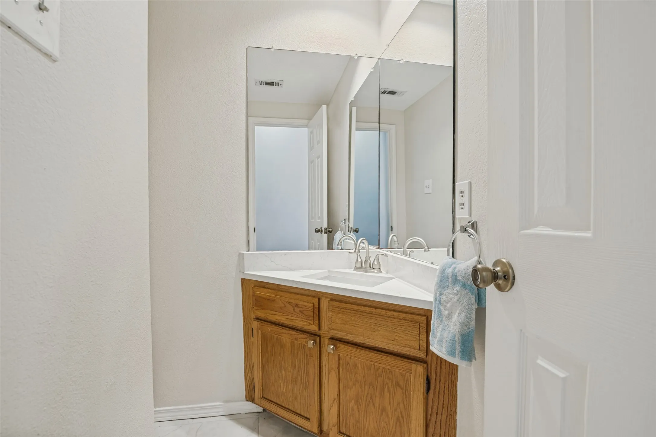 Single Family Residence For Sale in Dallas County , 6522 White Oak Drive, Rowlett, Texas 75089, 3 Bedroom, 3 Bathroom, 2 Garage spaces, 1,704 Sqft, built in 1990, mls#21406526, Real Estate Agent in Rowlett, Homes For Sale in Dallas county, Homes For Sale in Rowlett, Realtor in Rowlett Texas, Real Estate Brokerage Independent Realty Texas, Luminita Cordes Realtor