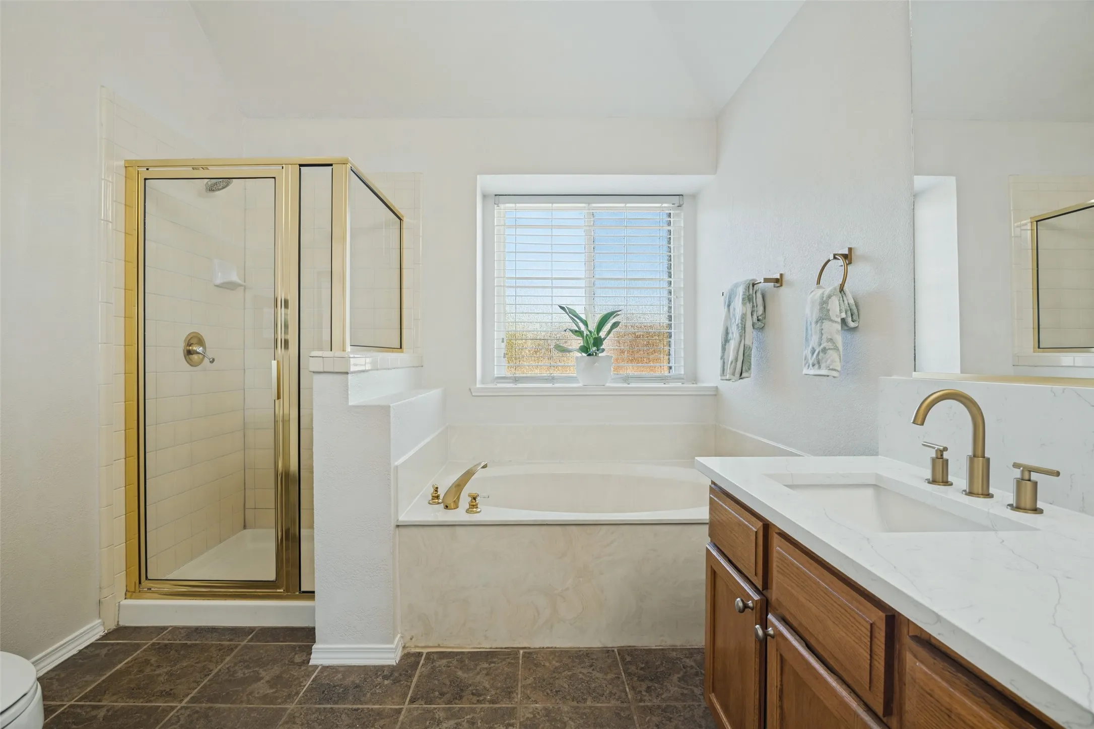 Single Family Residence For Sale in Dallas County , 6522 White Oak Drive, Rowlett, Texas 75089, 3 Bedroom, 3 Bathroom, 2 Garage spaces, 1,704 Sqft, built in 1990, mls#21406526, Real Estate Agent in Rowlett, Homes For Sale in Dallas county, Homes For Sale in Rowlett, Realtor in Rowlett Texas, Real Estate Brokerage Independent Realty Texas, Luminita Cordes Realtor