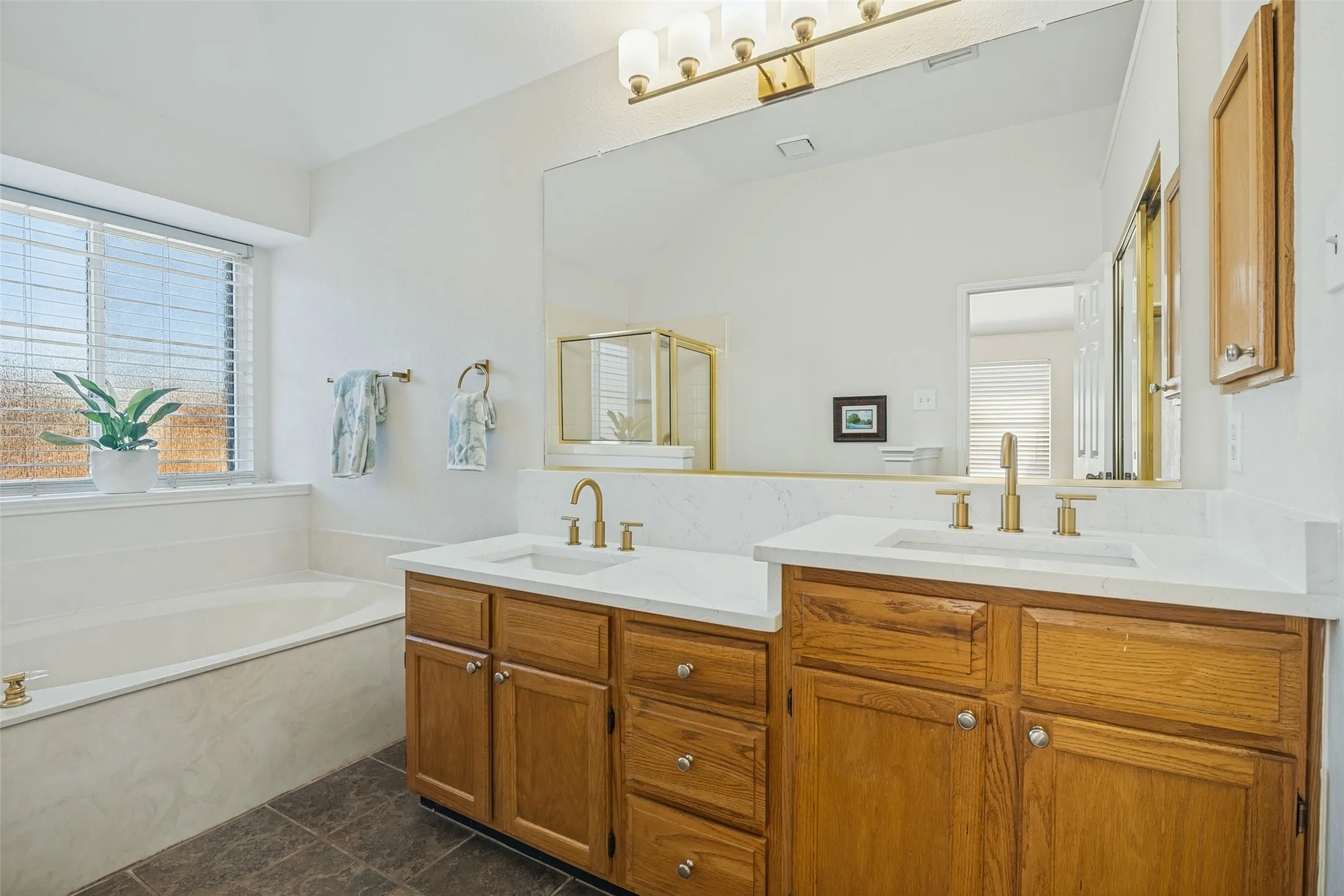 Single Family Residence For Sale in Dallas County , 6522 White Oak Drive, Rowlett, Texas 75089, 3 Bedroom, 3 Bathroom, 2 Garage spaces, 1,704 Sqft, built in 1990, mls#21406526, Real Estate Agent in Rowlett, Homes For Sale in Dallas county, Homes For Sale in Rowlett, Realtor in Rowlett Texas, Real Estate Brokerage Independent Realty Texas, Luminita Cordes Realtor
