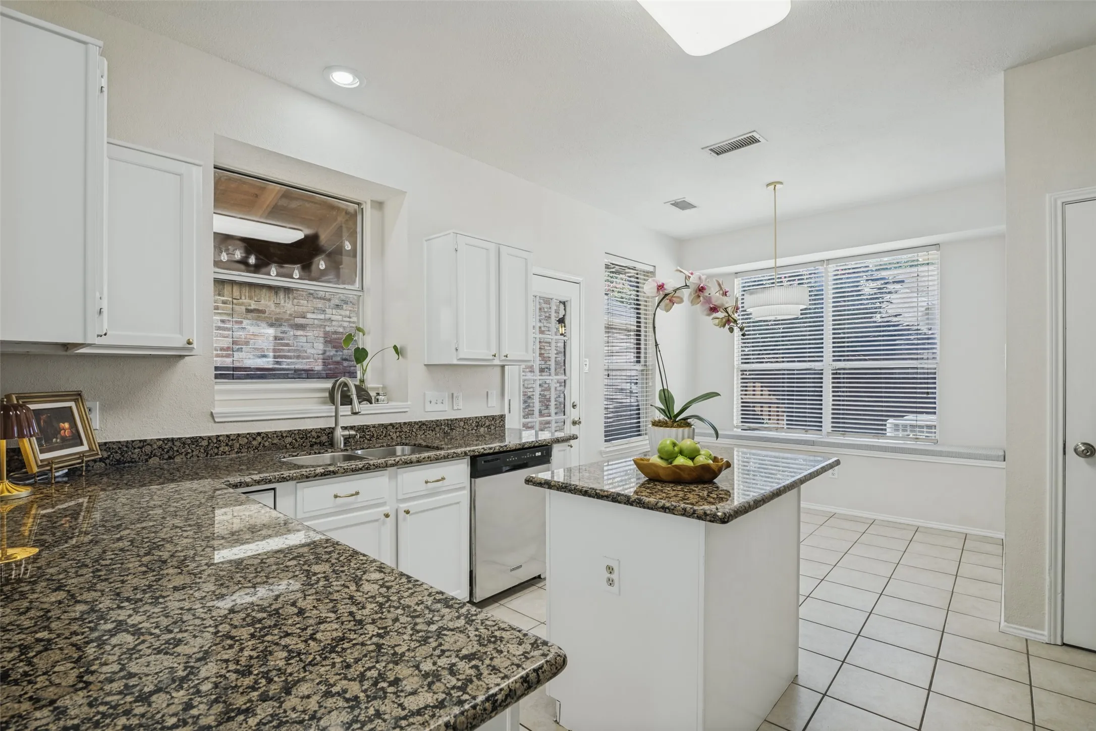 Single Family Residence For Sale in Dallas County , 6522 White Oak Drive, Rowlett, Texas 75089, 3 Bedroom, 3 Bathroom, 2 Garage spaces, 1,704 Sqft, built in 1990, mls#21406526, Real Estate Agent in Rowlett, Homes For Sale in Dallas county, Homes For Sale in Rowlett, Realtor in Rowlett Texas, Real Estate Brokerage Independent Realty Texas, Luminita Cordes Realtor