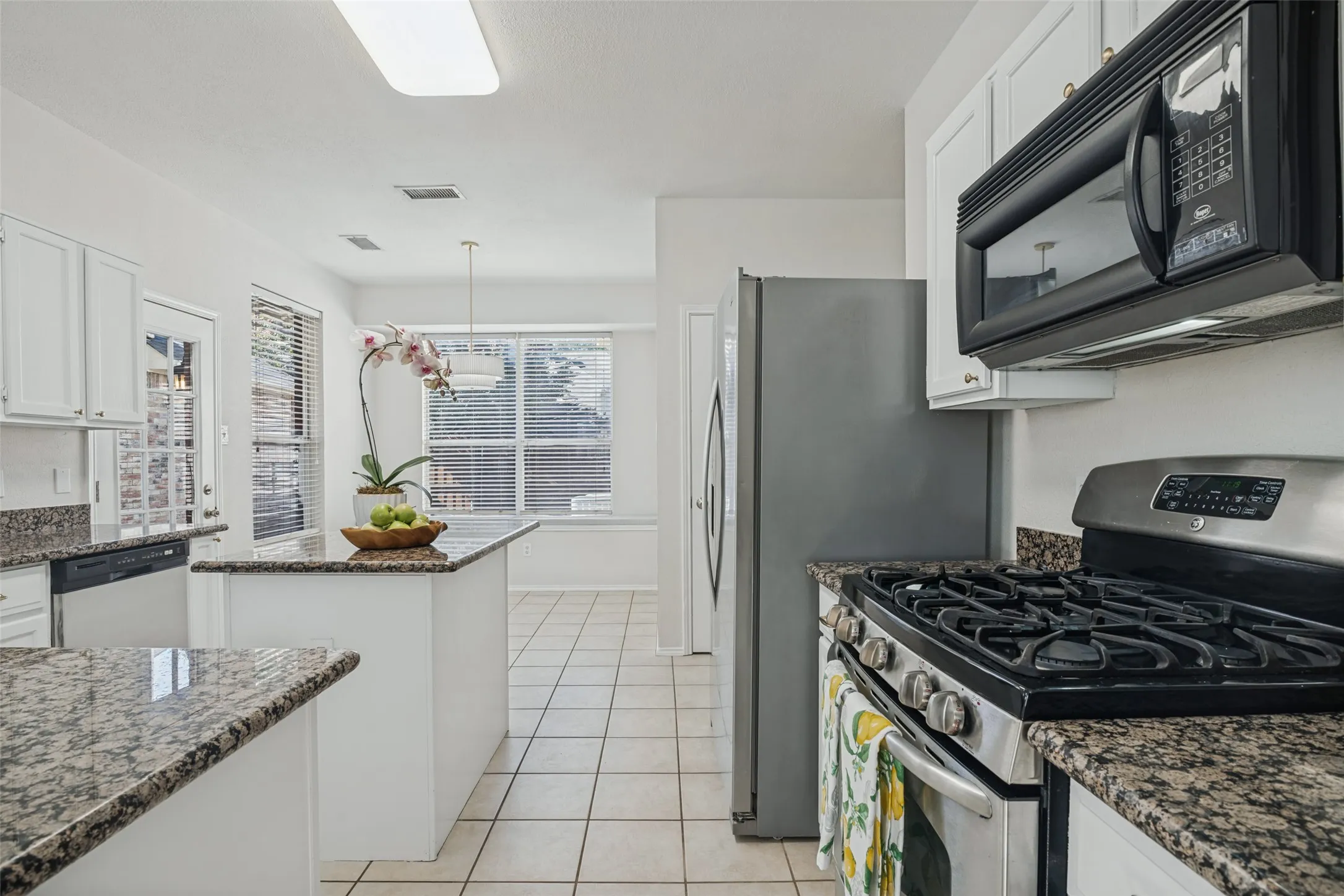 Single Family Residence For Sale in Dallas County , 6522 White Oak Drive, Rowlett, Texas 75089, 3 Bedroom, 3 Bathroom, 2 Garage spaces, 1,704 Sqft, built in 1990, mls#21406526, Real Estate Agent in Rowlett, Homes For Sale in Dallas county, Homes For Sale in Rowlett, Realtor in Rowlett Texas, Real Estate Brokerage Independent Realty Texas, Luminita Cordes Realtor