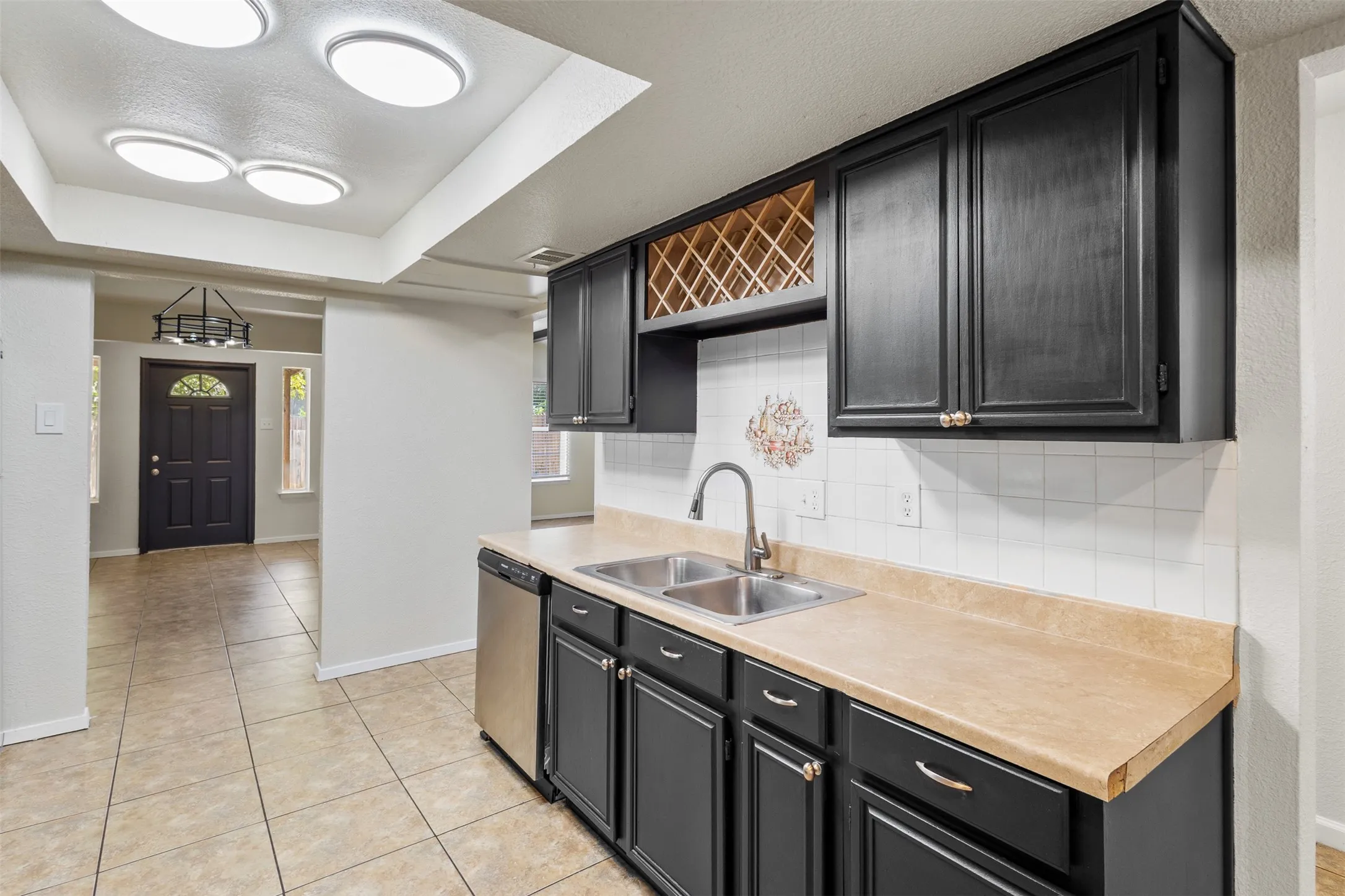 Townhouse For Rent in Tarrant County , 2804 Spring Valley Drive, Bedford, Texas 76021, 4 Bedroom, 2 Bathroom, 2 Garage spaces, 2,130 Sqft, built in 1973, mls#21406527, Real Estate Agent in Bedford, Homes For Rent in Tarrant county, Homes For Rent in Bedford, Realtor in Bedford Texas, Real Estate Brokerage Independent Realty Texas, Luminita Cordes Realtor