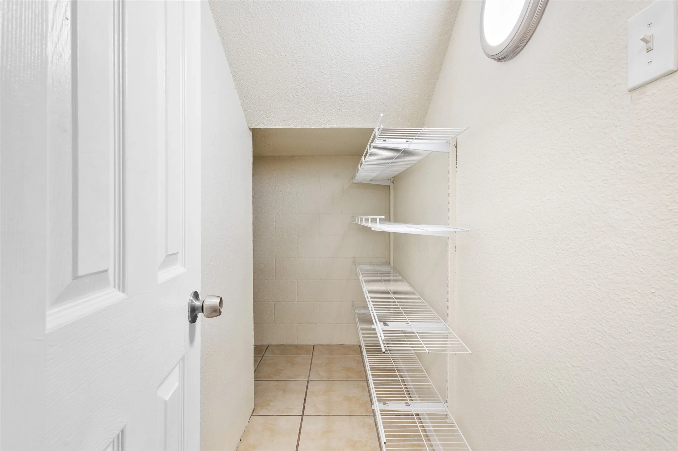 Townhouse For Rent in Tarrant County , 2804 Spring Valley Drive, Bedford, Texas 76021, 4 Bedroom, 2 Bathroom, 2 Garage spaces, 2,130 Sqft, built in 1973, mls#21406527, Real Estate Agent in Bedford, Homes For Rent in Tarrant county, Homes For Rent in Bedford, Realtor in Bedford Texas, Real Estate Brokerage Independent Realty Texas, Luminita Cordes Realtor