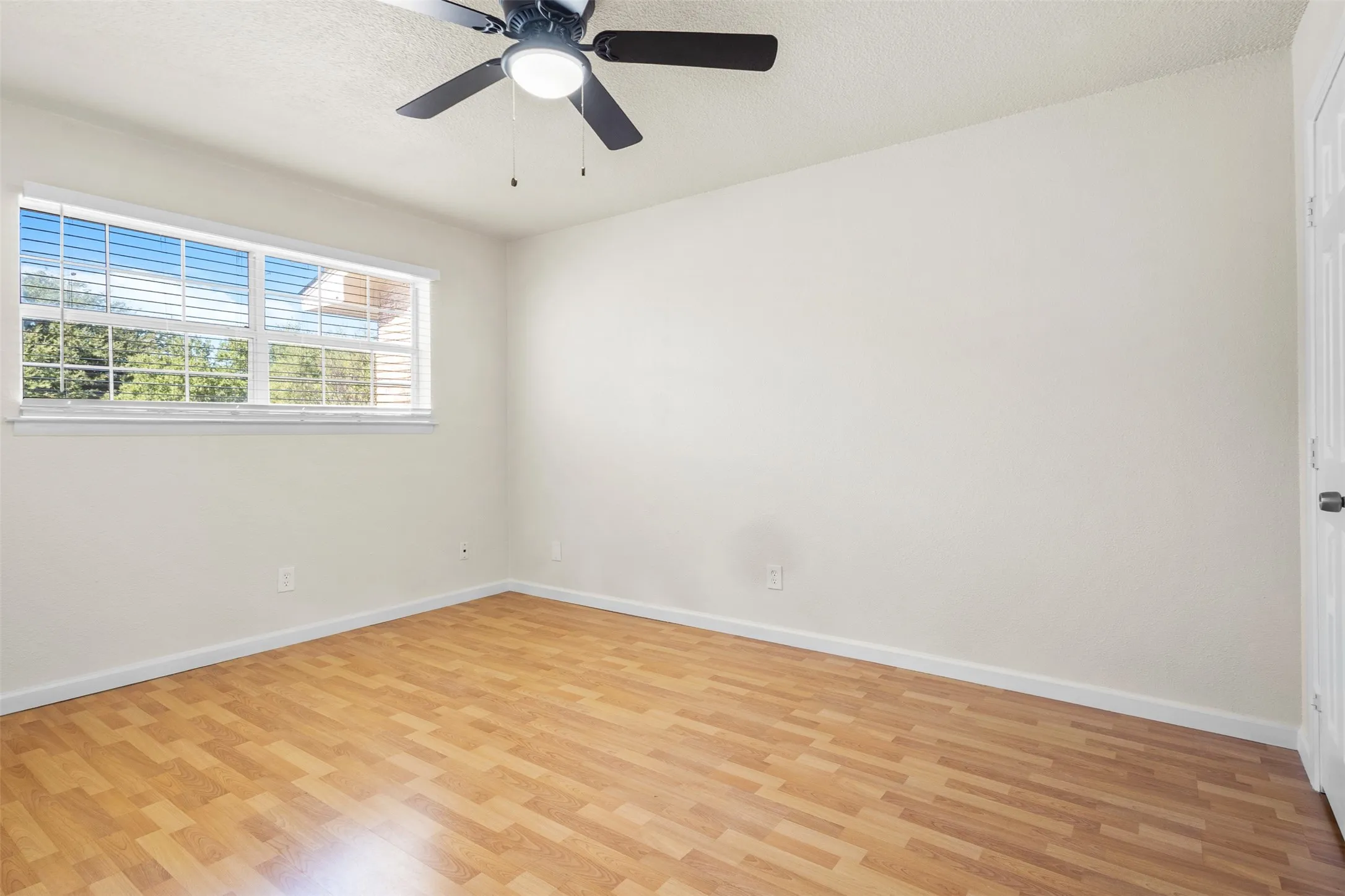 Townhouse For Rent in Tarrant County , 2804 Spring Valley Drive, Bedford, Texas 76021, 4 Bedroom, 2 Bathroom, 2 Garage spaces, 2,130 Sqft, built in 1973, mls#21406527, Real Estate Agent in Bedford, Homes For Rent in Tarrant county, Homes For Rent in Bedford, Realtor in Bedford Texas, Real Estate Brokerage Independent Realty Texas, Luminita Cordes Realtor