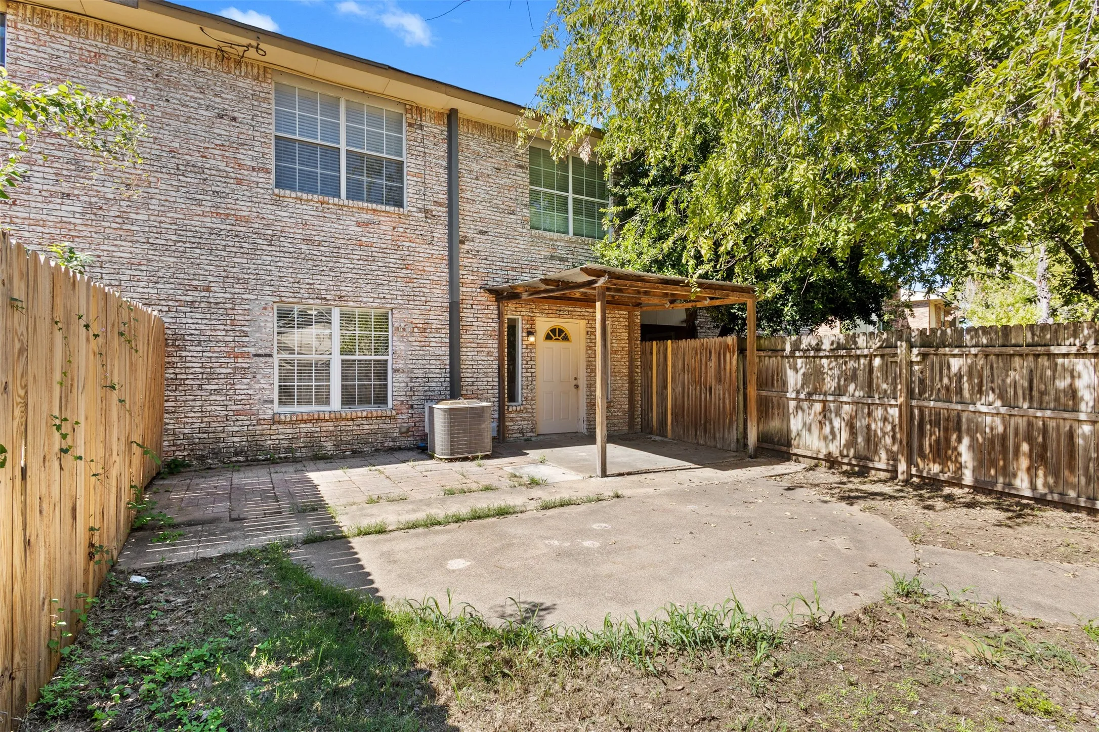 Townhouse For Rent in Tarrant County , 2804 Spring Valley Drive, Bedford, Texas 76021, 4 Bedroom, 2 Bathroom, 2 Garage spaces, 2,130 Sqft, built in 1973, mls#21406527, Real Estate Agent in Bedford, Homes For Rent in Tarrant county, Homes For Rent in Bedford, Realtor in Bedford Texas, Real Estate Brokerage Independent Realty Texas, Luminita Cordes Realtor