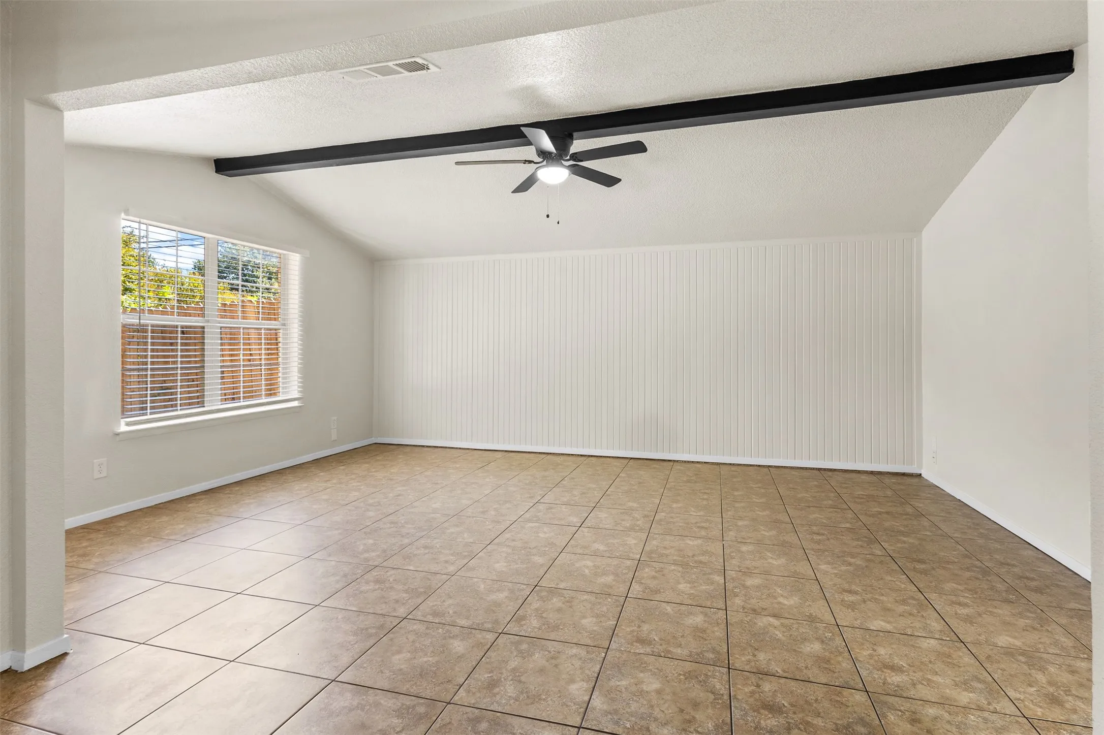 Townhouse For Rent in Tarrant County , 2804 Spring Valley Drive, Bedford, Texas 76021, 4 Bedroom, 2 Bathroom, 2 Garage spaces, 2,130 Sqft, built in 1973, mls#21406527, Real Estate Agent in Bedford, Homes For Rent in Tarrant county, Homes For Rent in Bedford, Realtor in Bedford Texas, Real Estate Brokerage Independent Realty Texas, Luminita Cordes Realtor