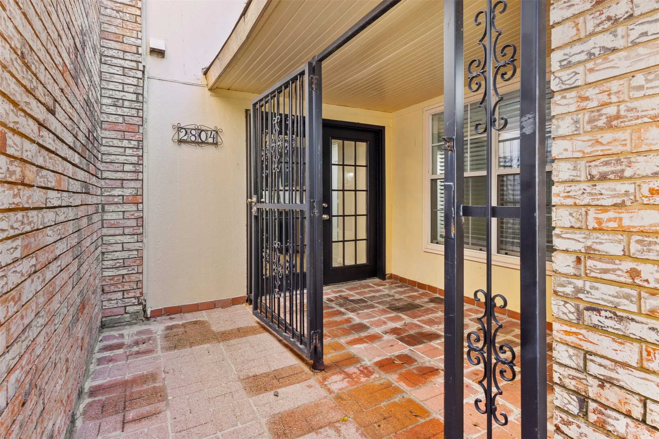 Townhouse For Rent in Tarrant County , 2804 Spring Valley Drive, Bedford, Texas 76021, 4 Bedroom, 2 Bathroom, 2 Garage spaces, 2,130 Sqft, built in 1973, mls#21406527, Real Estate Agent in Bedford, Homes For Rent in Tarrant county, Homes For Rent in Bedford, Realtor in Bedford Texas, Real Estate Brokerage Independent Realty Texas, Luminita Cordes Realtor