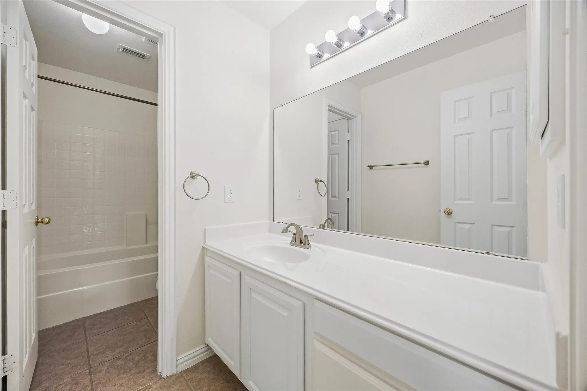 Single Family Residence For Rent in Dallas County , 4102 Stone Haven Drive, Garland, Texas 75043, 4 Bedroom, 3 Bathroom, 2 Garage spaces, 3,156 Sqft, built in 2003, mls#21406523, Real Estate Agent in Garland, Homes For Rent in Dallas county, Homes For Rent in Garland, Realtor in Garland Texas, Real Estate Brokerage Independent Realty Texas, Luminita Cordes Realtor