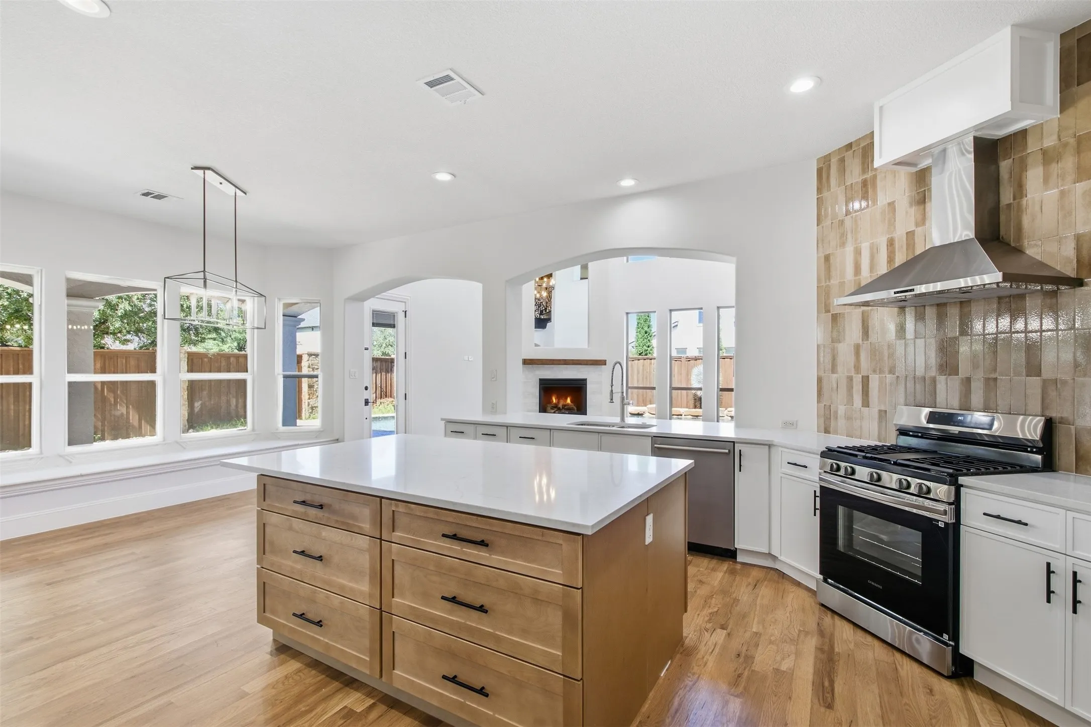 Single Family Residence For Sale in Denton County , 4012 Glenhurst Lane, Frisco, Texas 75033, 5 Bedroom, 6 Bathroom, 3 Garage spaces, 4,777 Sqft, built in 2009, mls#21402806, Real Estate Agent in Frisco, Homes For Sale in Denton county, Homes For Sale in Frisco, Realtor in Frisco Texas, Real Estate Brokerage Independent Realty Texas, Luminita Cordes Realtor