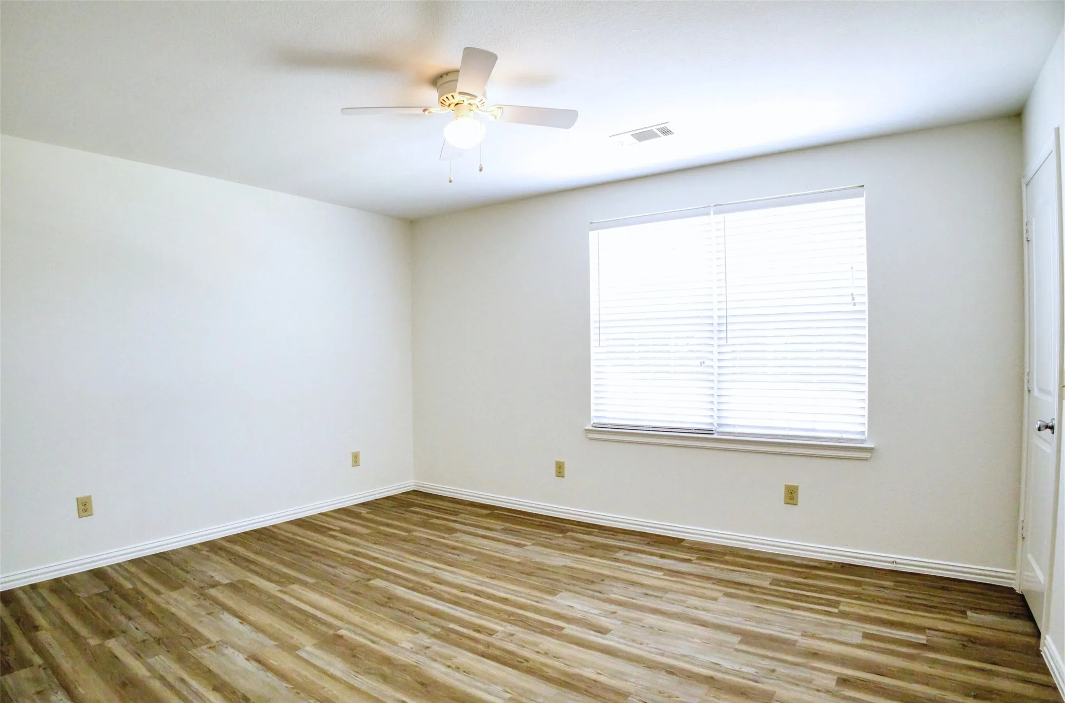 Duplex For Rent in Grayson County , 1708 S Waco Street, Van Alstyne, Texas 75495, 3 Bedroom, 2 Bathroom, 1 Garage spaces, 1,242 Sqft, built in 2013, mls#21406528, Real Estate Agent in Van Alstyne, Homes For Rent in Grayson county, Homes For Rent in Van Alstyne, Realtor in Van Alstyne Texas, Real Estate Brokerage Independent Realty Texas, Luminita Cordes Realtor
