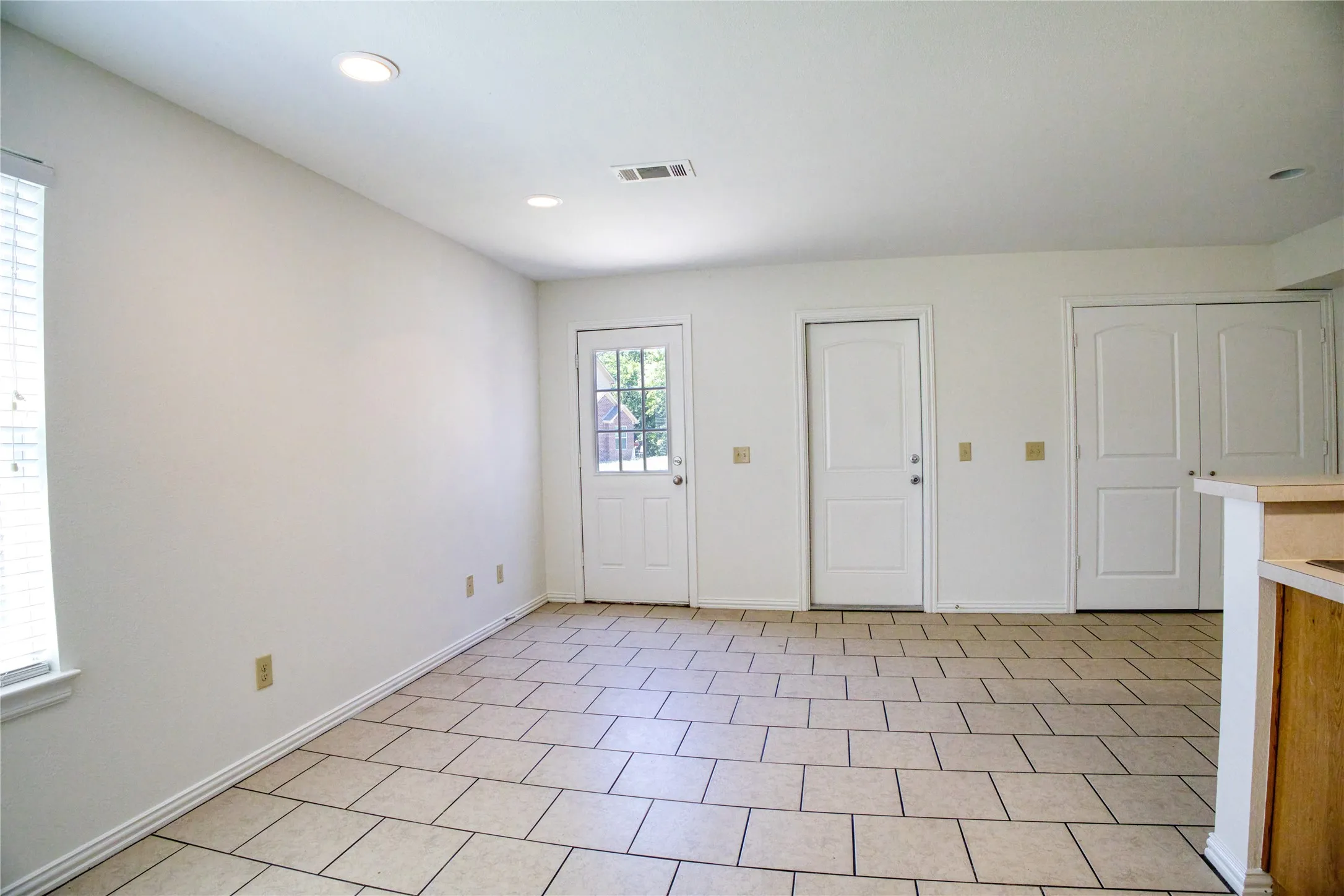 Duplex For Rent in Grayson County , 1708 S Waco Street, Van Alstyne, Texas 75495, 3 Bedroom, 2 Bathroom, 1 Garage spaces, 1,242 Sqft, built in 2013, mls#21406528, Real Estate Agent in Van Alstyne, Homes For Rent in Grayson county, Homes For Rent in Van Alstyne, Realtor in Van Alstyne Texas, Real Estate Brokerage Independent Realty Texas, Luminita Cordes Realtor