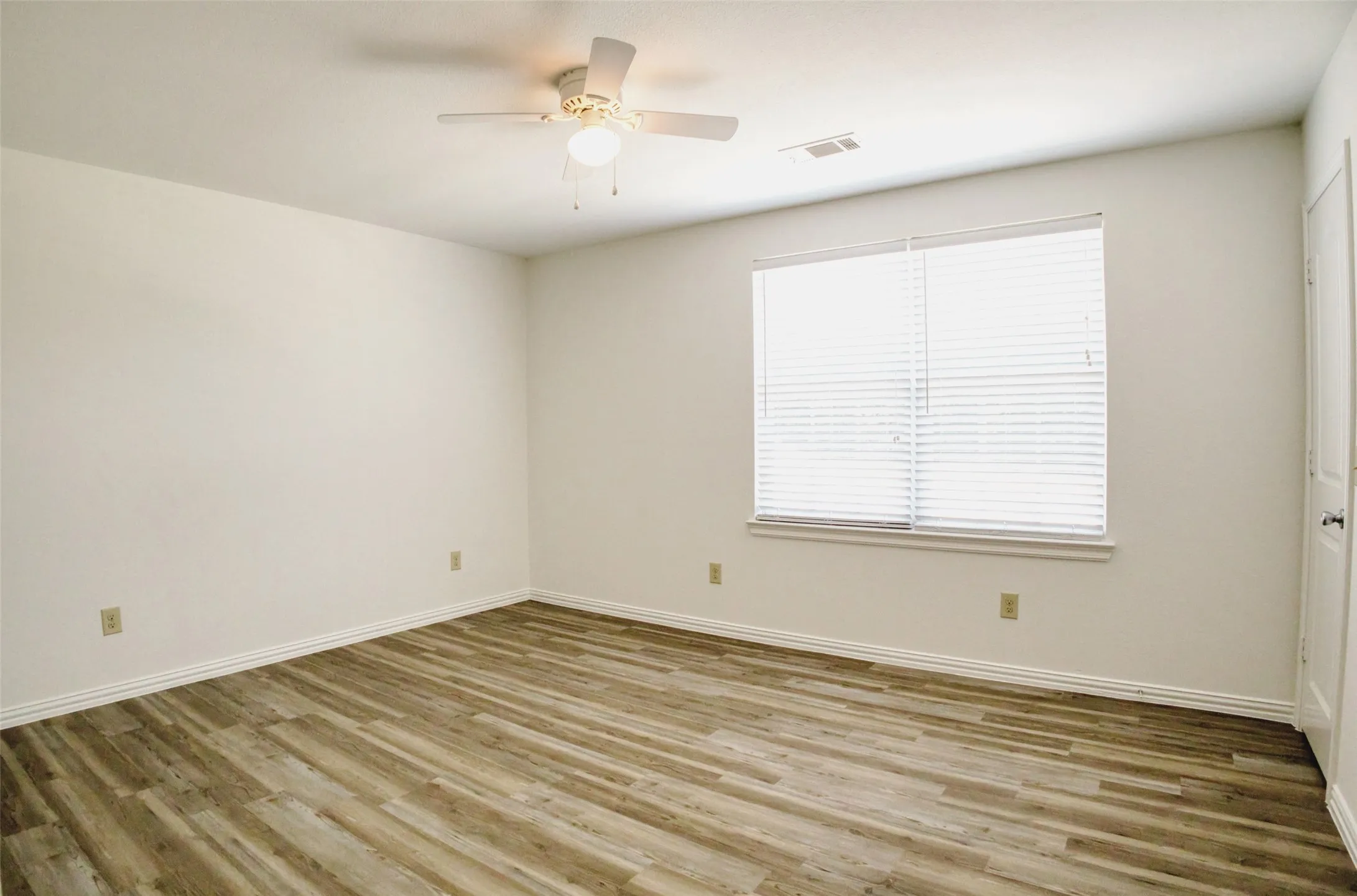 Duplex For Rent in Grayson County , 1708 S Waco Street, Van Alstyne, Texas 75495, 3 Bedroom, 2 Bathroom, 1 Garage spaces, 1,242 Sqft, built in 2013, mls#21406528, Real Estate Agent in Van Alstyne, Homes For Rent in Grayson county, Homes For Rent in Van Alstyne, Realtor in Van Alstyne Texas, Real Estate Brokerage Independent Realty Texas, Luminita Cordes Realtor