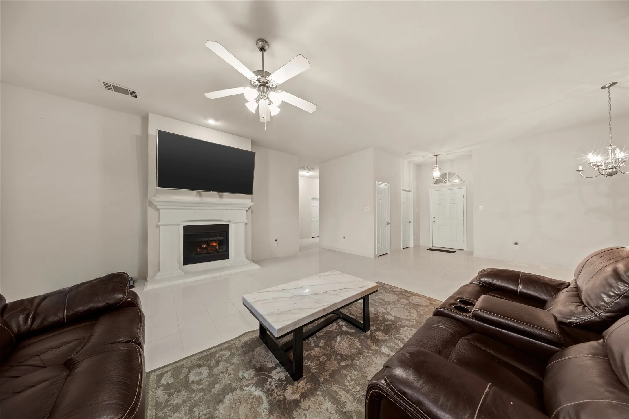 Single Family Residence For Sale in Dallas County , 7043 Granville Court, Dallas, Texas 75249, 4 Bedroom, 2 Bathroom, 2 Garage spaces, 2,303 Sqft, built in 2004, mls#21404976, Real Estate Agent in Dallas, Homes For Sale in Dallas county, Homes For Sale in Dallas, Realtor in Dallas Texas, Real Estate Brokerage Independent Realty Texas, Luminita Cordes Realtor