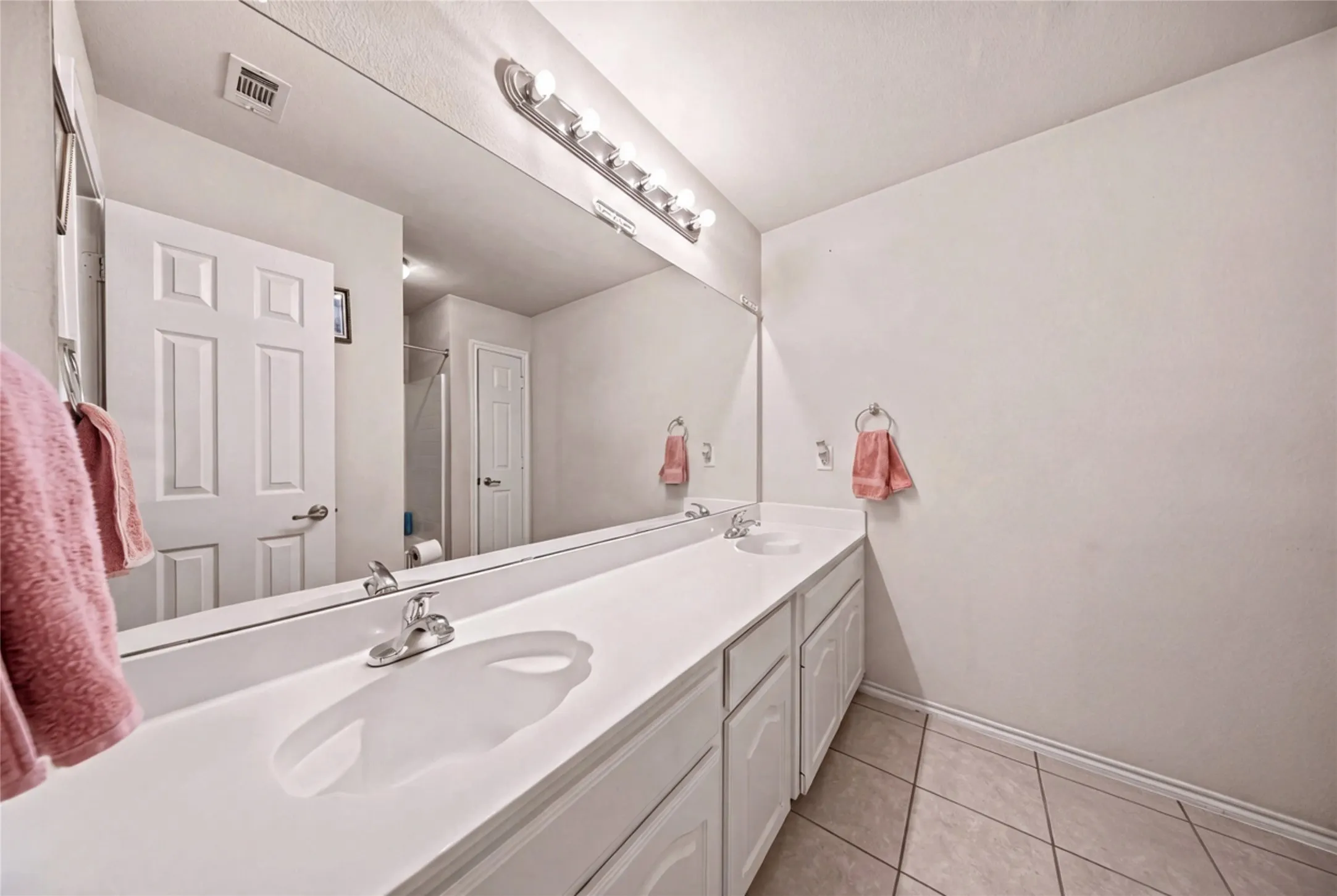 Single Family Residence For Sale in Dallas County , 7043 Granville Court, Dallas, Texas 75249, 4 Bedroom, 2 Bathroom, 2 Garage spaces, 2,303 Sqft, built in 2004, mls#21404976, Real Estate Agent in Dallas, Homes For Sale in Dallas county, Homes For Sale in Dallas, Realtor in Dallas Texas, Real Estate Brokerage Independent Realty Texas, Luminita Cordes Realtor