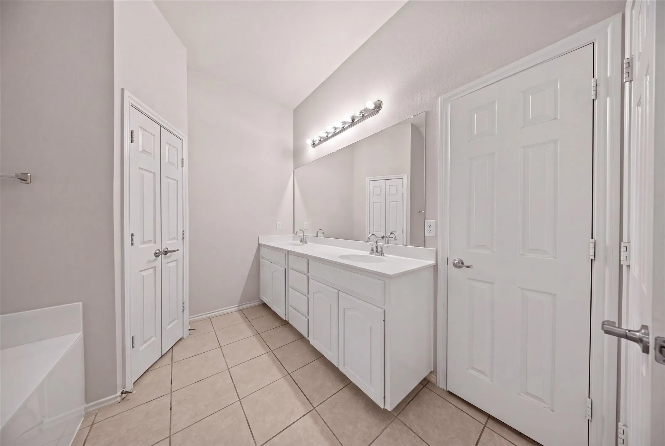 Single Family Residence For Sale in Dallas County , 7043 Granville Court, Dallas, Texas 75249, 4 Bedroom, 2 Bathroom, 2 Garage spaces, 2,303 Sqft, built in 2004, mls#21404976, Real Estate Agent in Dallas, Homes For Sale in Dallas county, Homes For Sale in Dallas, Realtor in Dallas Texas, Real Estate Brokerage Independent Realty Texas, Luminita Cordes Realtor