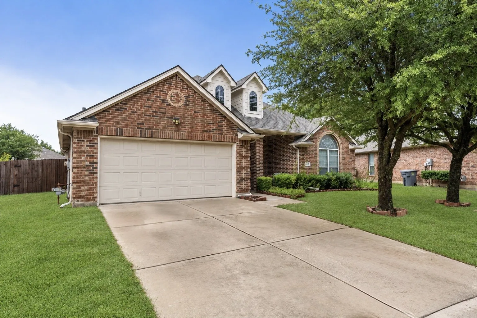 Single Family Residence For Sale in Dallas County , 7043 Granville Court, Dallas, Texas 75249, 4 Bedroom, 2 Bathroom, 2 Garage spaces, 2,303 Sqft, built in 2004, mls#21404976, Real Estate Agent in Dallas, Homes For Sale in Dallas county, Homes For Sale in Dallas, Realtor in Dallas Texas, Real Estate Brokerage Independent Realty Texas, Luminita Cordes Realtor