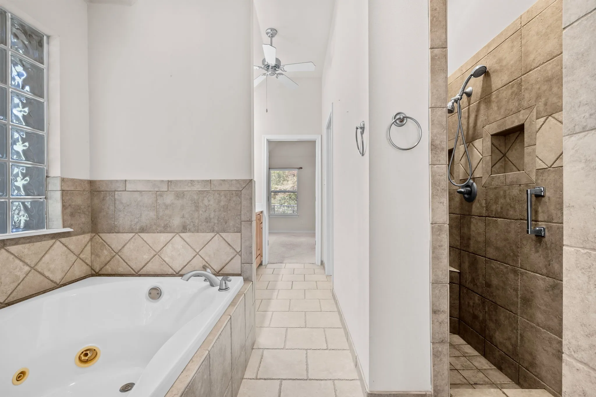 Single Family Residence For Sale in Parker County , 106 Woodhaven Court, Weatherford, Texas 76087, 4 Bedroom, 3 Bathroom, 3 Garage spaces, 2,090 Sqft, built in 2005, mls#21405963, Real Estate Agent in Weatherford, Homes For Sale in Parker county, Homes For Sale in Weatherford, Realtor in Weatherford Texas, Real Estate Brokerage Independent Realty Texas, Luminita Cordes Realtor