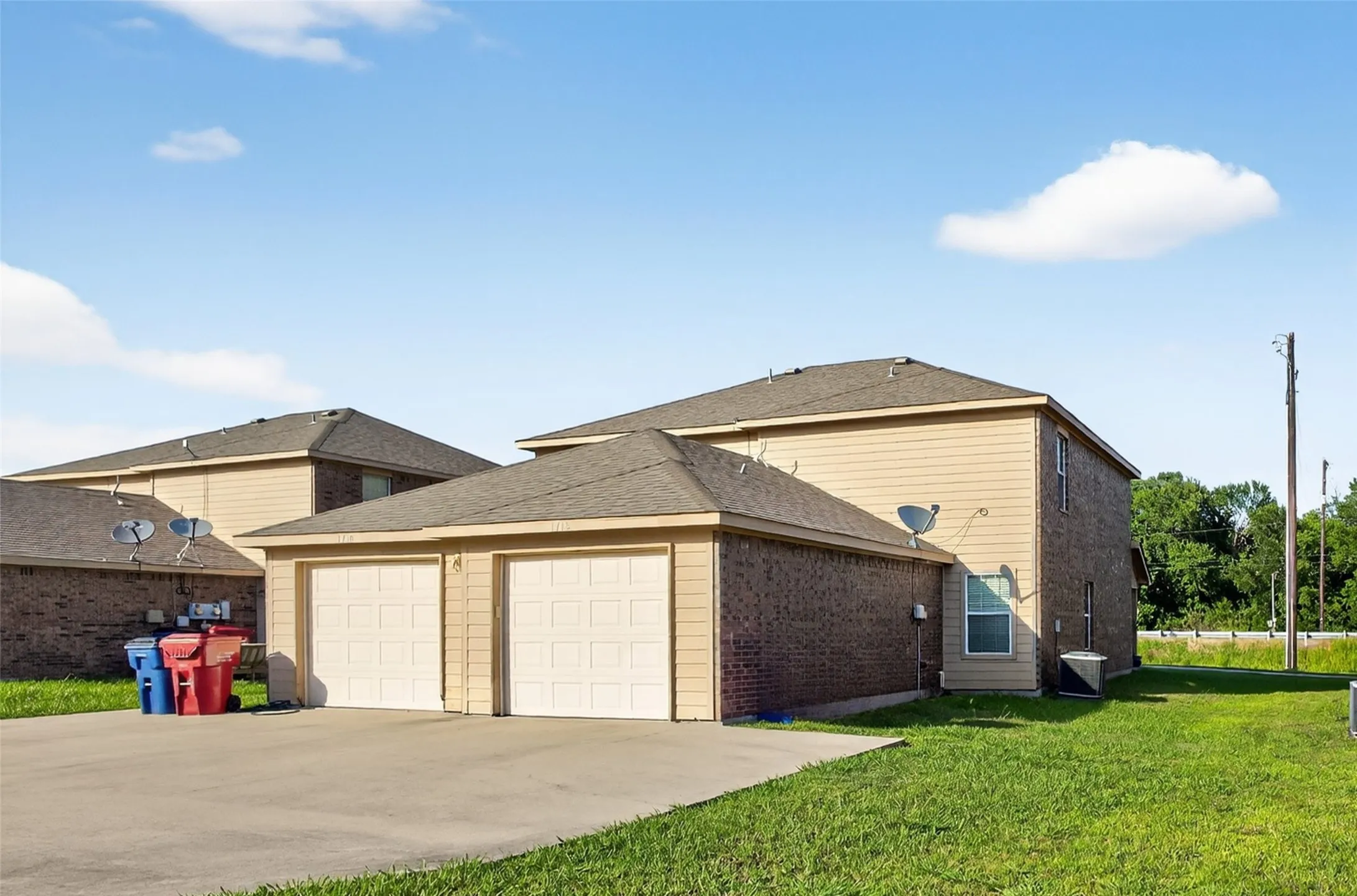 Duplex For Rent in Grayson County , 1712 S Waco Street, Van Alstyne, Texas 75495, 3 Bedroom, 2 Bathroom, 1 Garage spaces, 1,242 Sqft, built in 2013, mls#21406546, Real Estate Agent in Van Alstyne, Homes For Rent in Grayson county, Homes For Rent in Van Alstyne, Realtor in Van Alstyne Texas, Real Estate Brokerage Independent Realty Texas, Luminita Cordes Realtor
