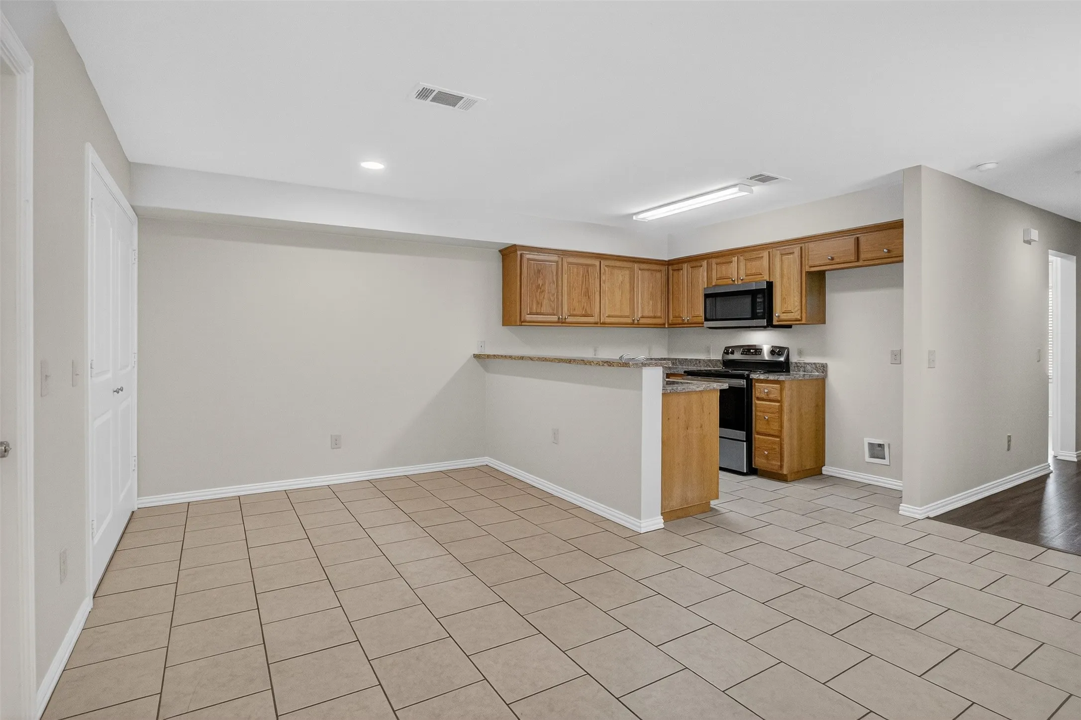 Duplex For Rent in Grayson County , 1712 S Waco Street, Van Alstyne, Texas 75495, 3 Bedroom, 2 Bathroom, 1 Garage spaces, 1,242 Sqft, built in 2013, mls#21406546, Real Estate Agent in Van Alstyne, Homes For Rent in Grayson county, Homes For Rent in Van Alstyne, Realtor in Van Alstyne Texas, Real Estate Brokerage Independent Realty Texas, Luminita Cordes Realtor