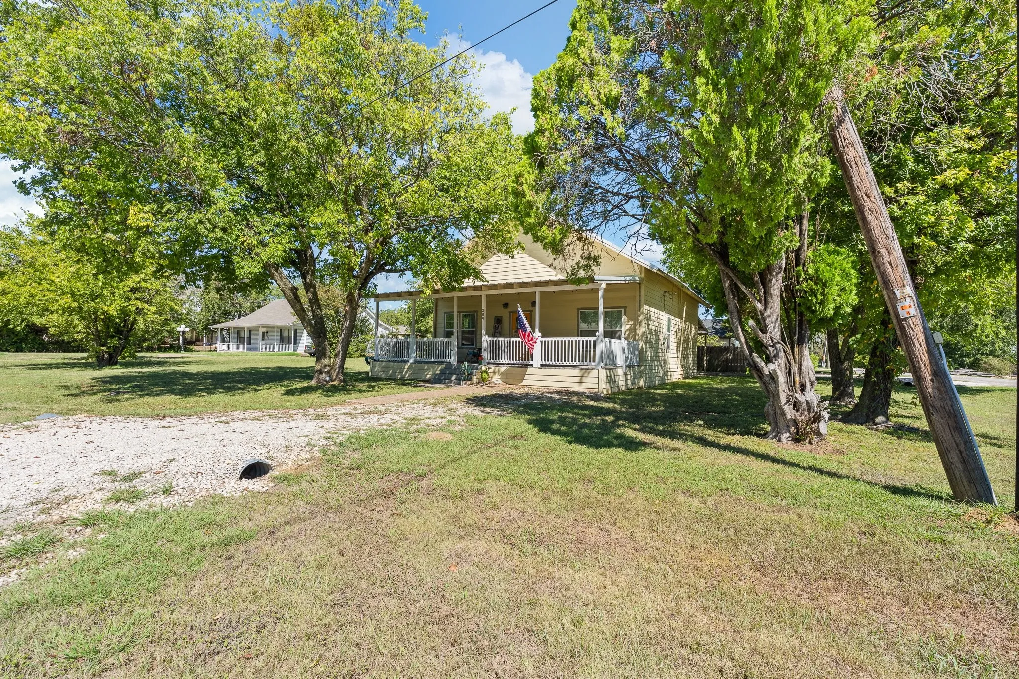Single Family Residence For Sale in Johnson County , 209 E Allen Avenue, Godley, Texas 76044, 2 Bedroom, 3 Bathroom, Garage spaces, 1,344 Sqft, built in 1940, mls#21405841, Real Estate Agent in Godley, Homes For Sale in Johnson county, Homes For Sale in Godley, Realtor in Godley Texas, Real Estate Brokerage Independent Realty Texas, Luminita Cordes Realtor