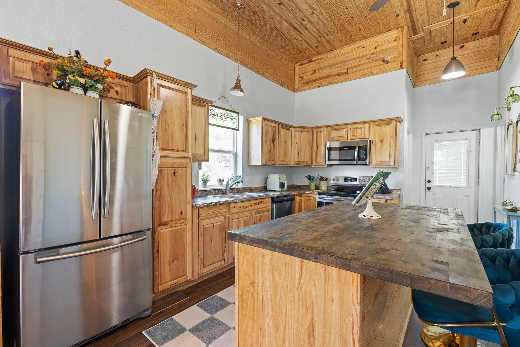 Single Family Residence For Sale in Johnson County , 209 E Allen Avenue, Godley, Texas 76044, 2 Bedroom, 3 Bathroom, Garage spaces, 1,344 Sqft, built in 1940, mls#21405841, Real Estate Agent in Godley, Homes For Sale in Johnson county, Homes For Sale in Godley, Realtor in Godley Texas, Real Estate Brokerage Independent Realty Texas, Luminita Cordes Realtor
