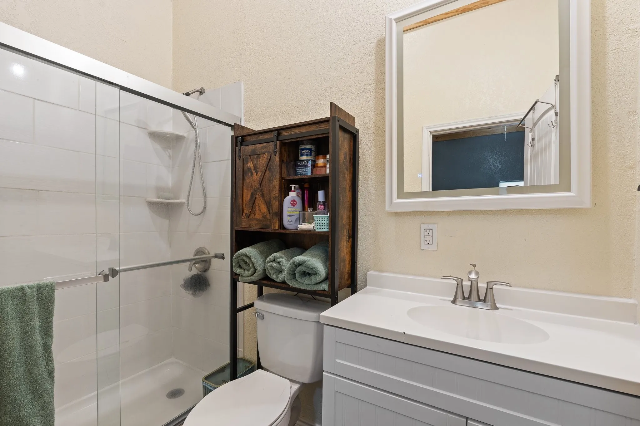 Single Family Residence For Sale in Johnson County , 209 E Allen Avenue, Godley, Texas 76044, 2 Bedroom, 3 Bathroom, Garage spaces, 1,344 Sqft, built in 1940, mls#21405841, Real Estate Agent in Godley, Homes For Sale in Johnson county, Homes For Sale in Godley, Realtor in Godley Texas, Real Estate Brokerage Independent Realty Texas, Luminita Cordes Realtor