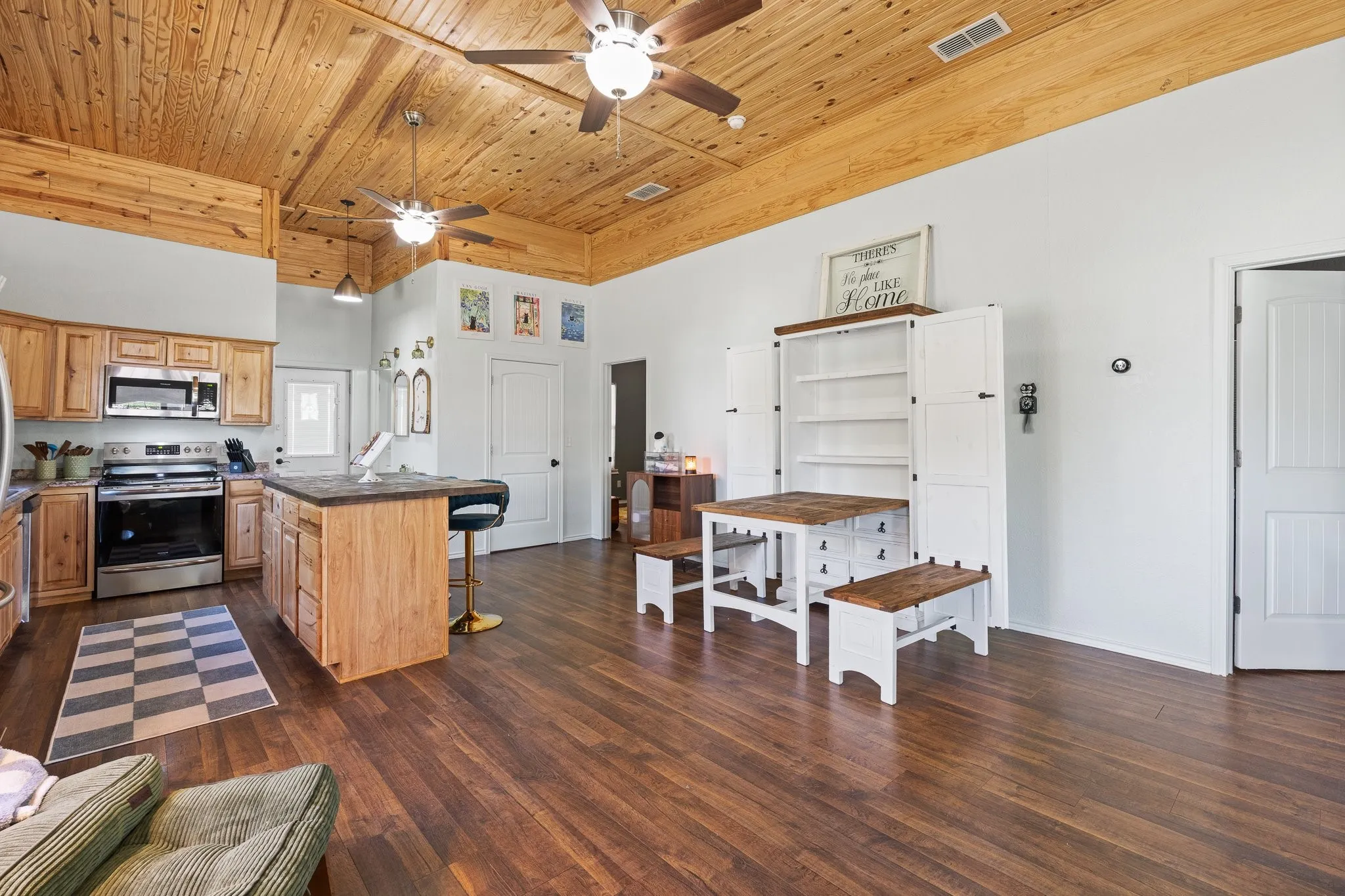 Single Family Residence For Sale in Johnson County , 209 E Allen Avenue, Godley, Texas 76044, 2 Bedroom, 3 Bathroom, Garage spaces, 1,344 Sqft, built in 1940, mls#21405841, Real Estate Agent in Godley, Homes For Sale in Johnson county, Homes For Sale in Godley, Realtor in Godley Texas, Real Estate Brokerage Independent Realty Texas, Luminita Cordes Realtor