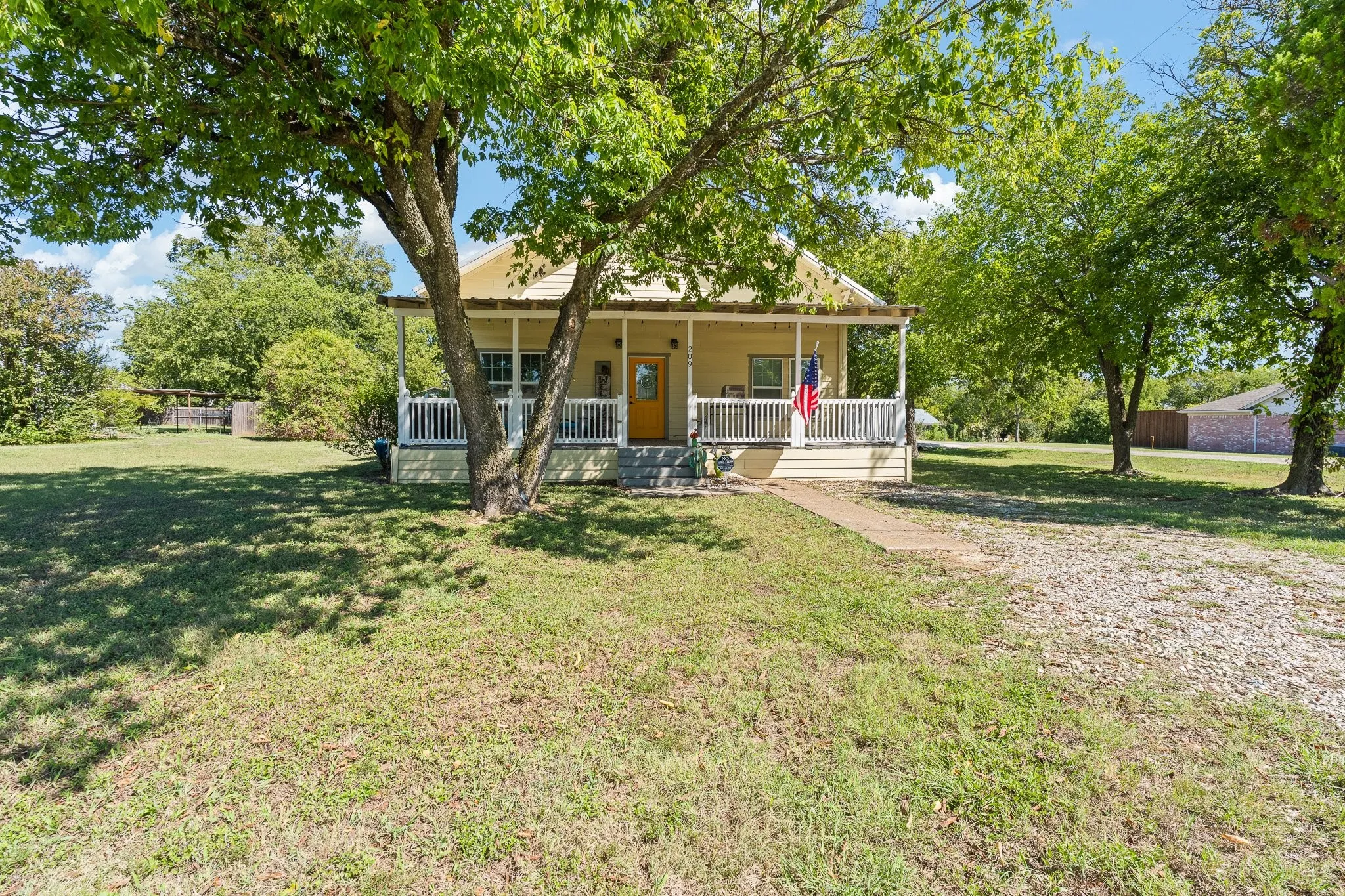 Single Family Residence For Sale in Johnson County , 209 E Allen Avenue, Godley, Texas 76044, 2 Bedroom, 3 Bathroom, Garage spaces, 1,344 Sqft, built in 1940, mls#21405841, Real Estate Agent in Godley, Homes For Sale in Johnson county, Homes For Sale in Godley, Realtor in Godley Texas, Real Estate Brokerage Independent Realty Texas, Luminita Cordes Realtor