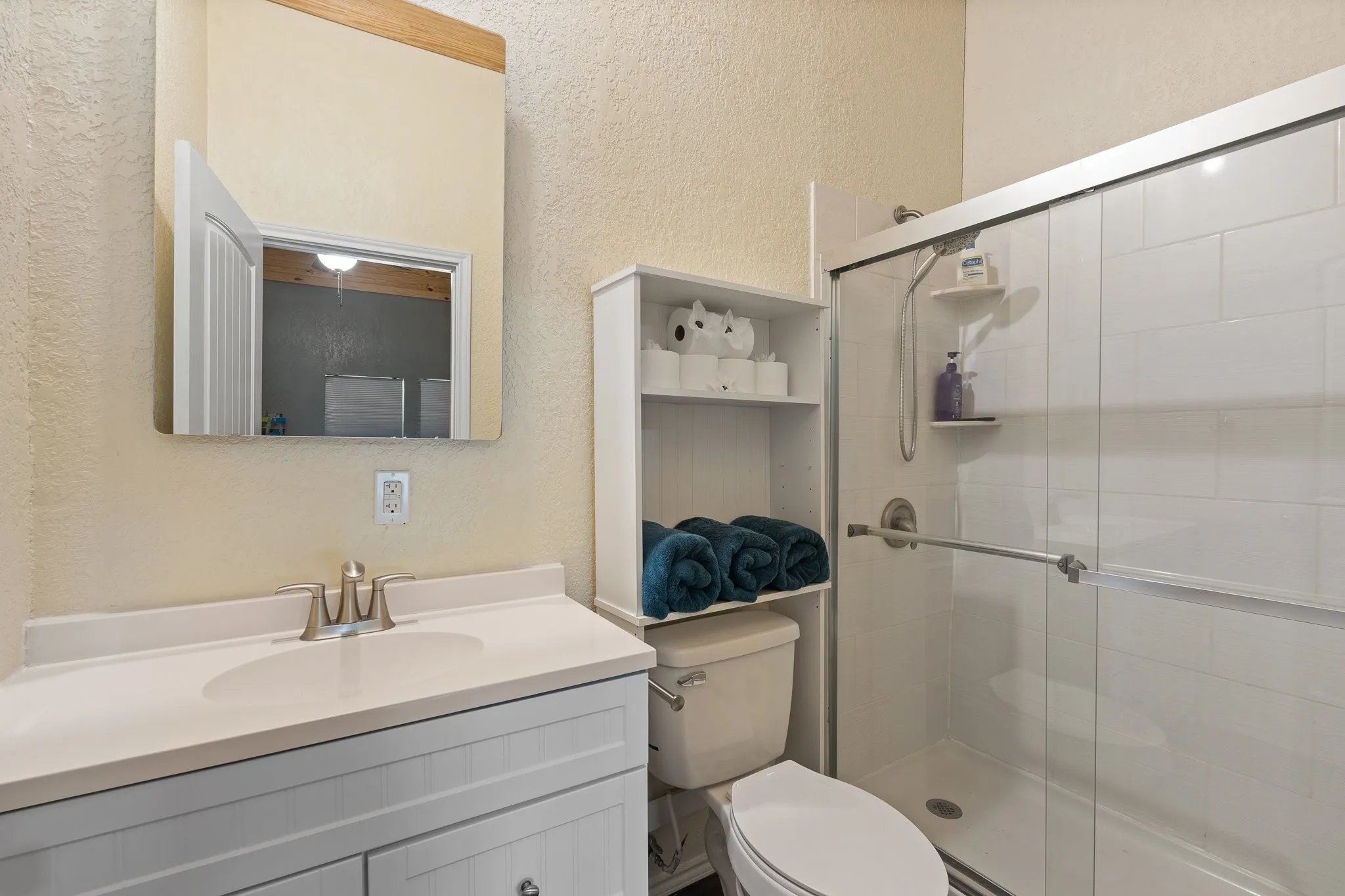 Single Family Residence For Sale in Johnson County , 209 E Allen Avenue, Godley, Texas 76044, 2 Bedroom, 3 Bathroom, Garage spaces, 1,344 Sqft, built in 1940, mls#21405841, Real Estate Agent in Godley, Homes For Sale in Johnson county, Homes For Sale in Godley, Realtor in Godley Texas, Real Estate Brokerage Independent Realty Texas, Luminita Cordes Realtor