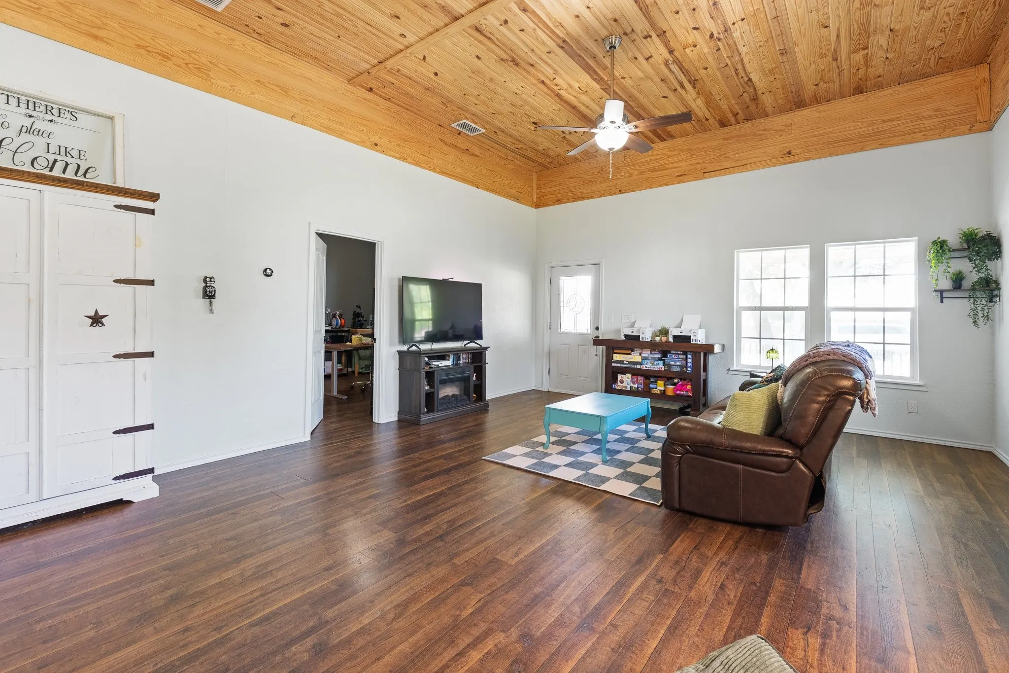 Single Family Residence For Sale in Johnson County , 209 E Allen Avenue, Godley, Texas 76044, 2 Bedroom, 3 Bathroom, Garage spaces, 1,344 Sqft, built in 1940, mls#21405841, Real Estate Agent in Godley, Homes For Sale in Johnson county, Homes For Sale in Godley, Realtor in Godley Texas, Real Estate Brokerage Independent Realty Texas, Luminita Cordes Realtor