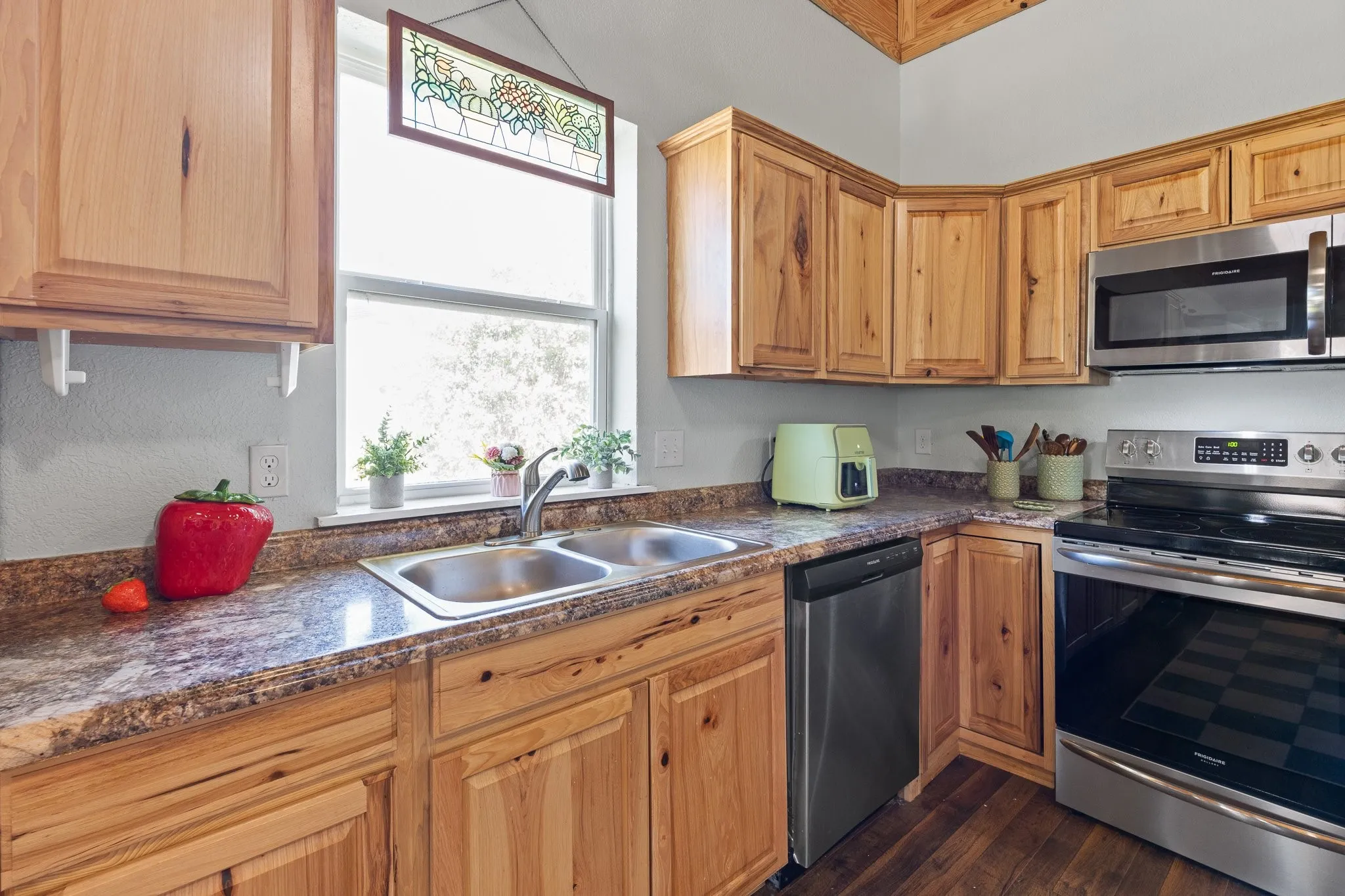 Single Family Residence For Sale in Johnson County , 209 E Allen Avenue, Godley, Texas 76044, 2 Bedroom, 3 Bathroom, Garage spaces, 1,344 Sqft, built in 1940, mls#21405841, Real Estate Agent in Godley, Homes For Sale in Johnson county, Homes For Sale in Godley, Realtor in Godley Texas, Real Estate Brokerage Independent Realty Texas, Luminita Cordes Realtor