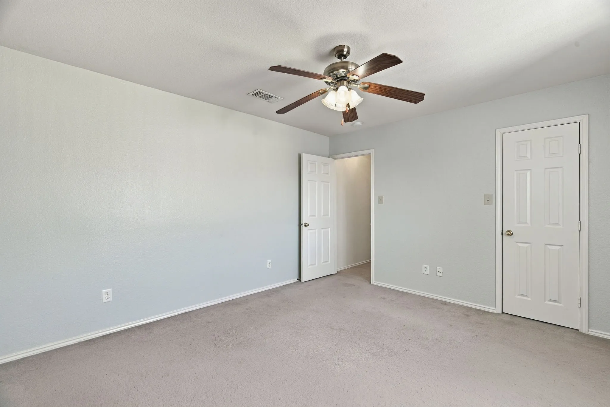 Single Family Residence For Sale in Tarrant County , 9856 Parkmere Drive, Fort Worth, Texas 76108, 4 Bedroom, 3 Bathroom, 2 Garage spaces, 2,740 Sqft, built in 2002, mls#21372317, Real Estate Agent in Fort Worth, Homes For Sale in Tarrant county, Homes For Sale in Fort Worth, Realtor in Fort Worth Texas, Real Estate Brokerage Independent Realty Texas, Luminita Cordes Realtor