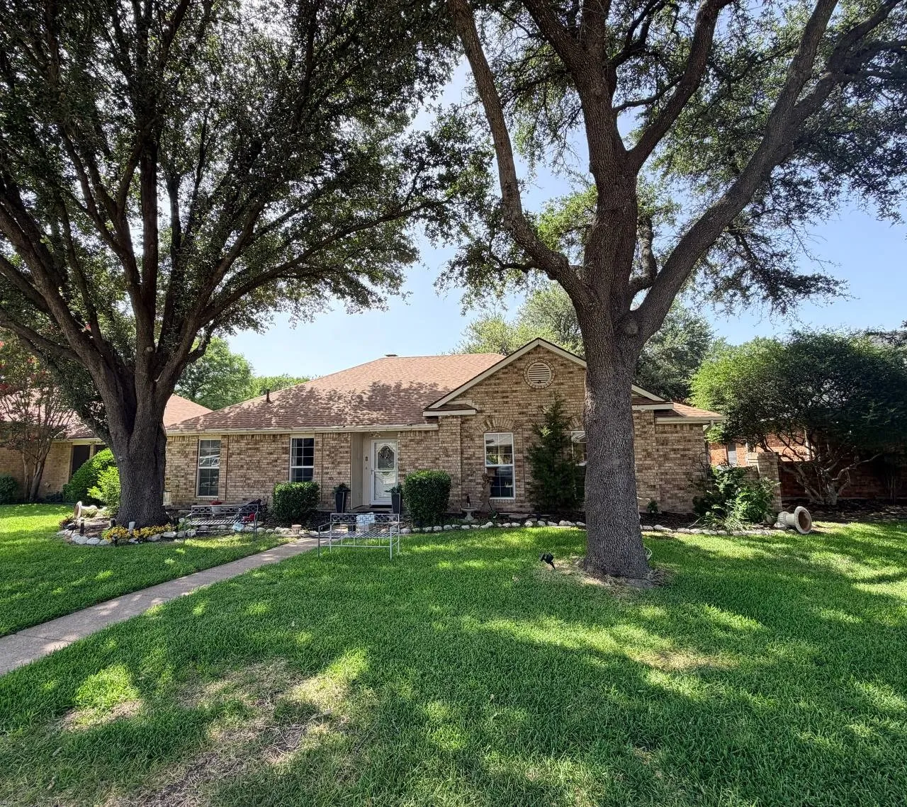 Single Family Residence For Sale in Dallas County , 1413 BUENA VISTA Avenue, Garland, Texas 75043, 3 Bedroom, 2 Bathroom, 2 Garage spaces, 1,826 Sqft, built in 1985, mls#21406585, Real Estate Agent in Garland, Homes For Sale in Dallas county, Homes For Sale in Garland, Realtor in Garland Texas, Real Estate Brokerage Independent Realty Texas, Luminita Cordes Realtor