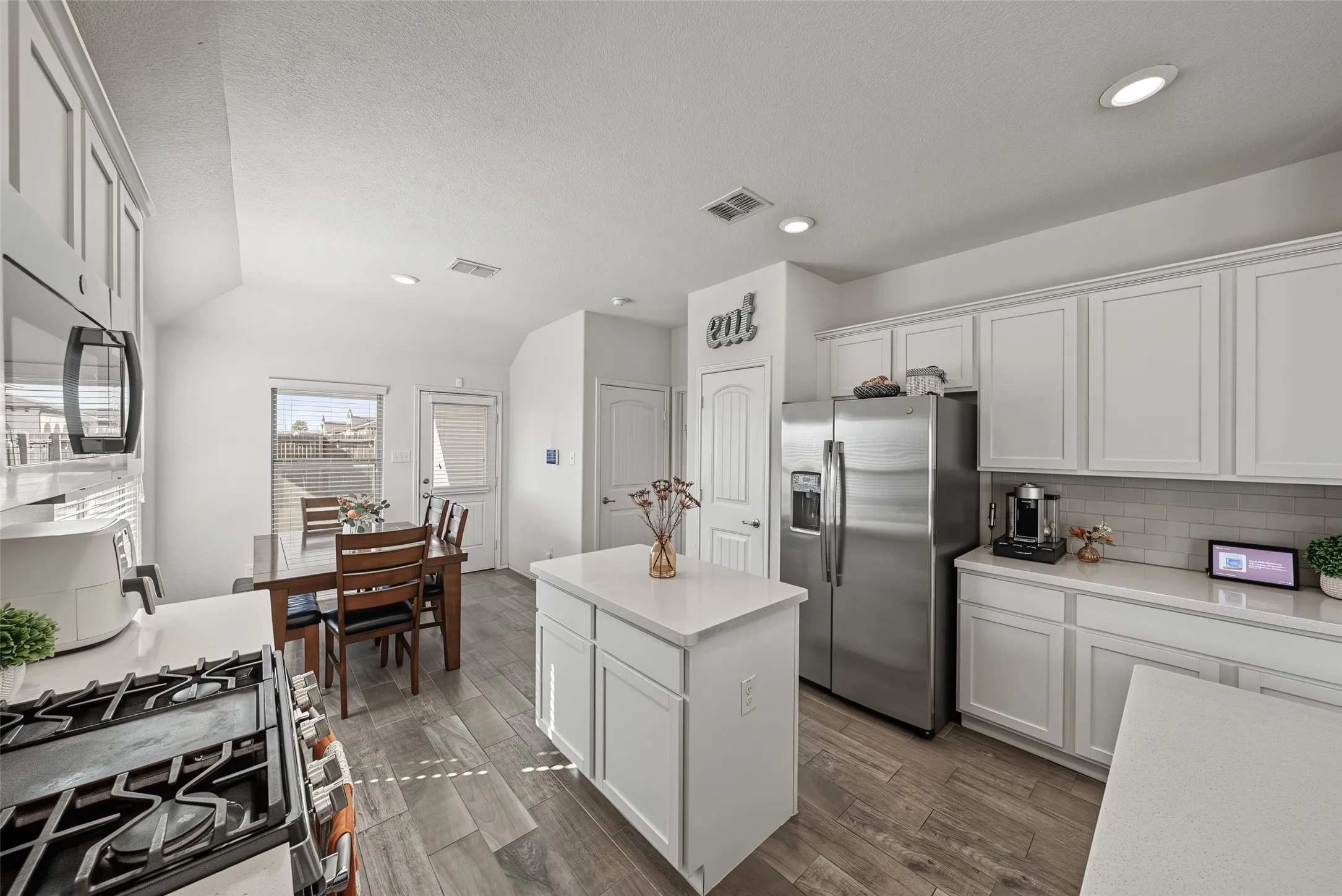 Single Family Residence For Sale in Tarrant County , 5833 Dew Plant Way, Fort Worth, Texas 76123, 3 Bedroom, 2 Bathroom, 2 Garage spaces, 1,473 Sqft, built in 2018, mls#21400957, Real Estate Agent in Fort Worth, Homes For Sale in Tarrant county, Homes For Sale in Fort Worth, Realtor in Fort Worth Texas, Real Estate Brokerage Independent Realty Texas, Luminita Cordes Realtor