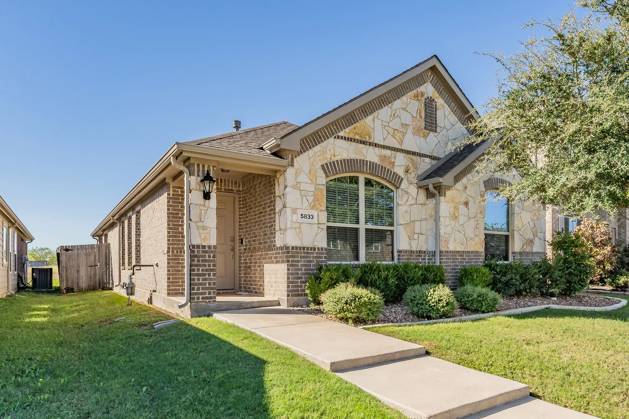 Single Family Residence For Sale in Tarrant County , 5833 Dew Plant Way, Fort Worth, Texas 76123, 3 Bedroom, 2 Bathroom, 2 Garage spaces, 1,473 Sqft, built in 2018, mls#21400957, Real Estate Agent in Fort Worth, Homes For Sale in Tarrant county, Homes For Sale in Fort Worth, Realtor in Fort Worth Texas, Real Estate Brokerage Independent Realty Texas, Luminita Cordes Realtor