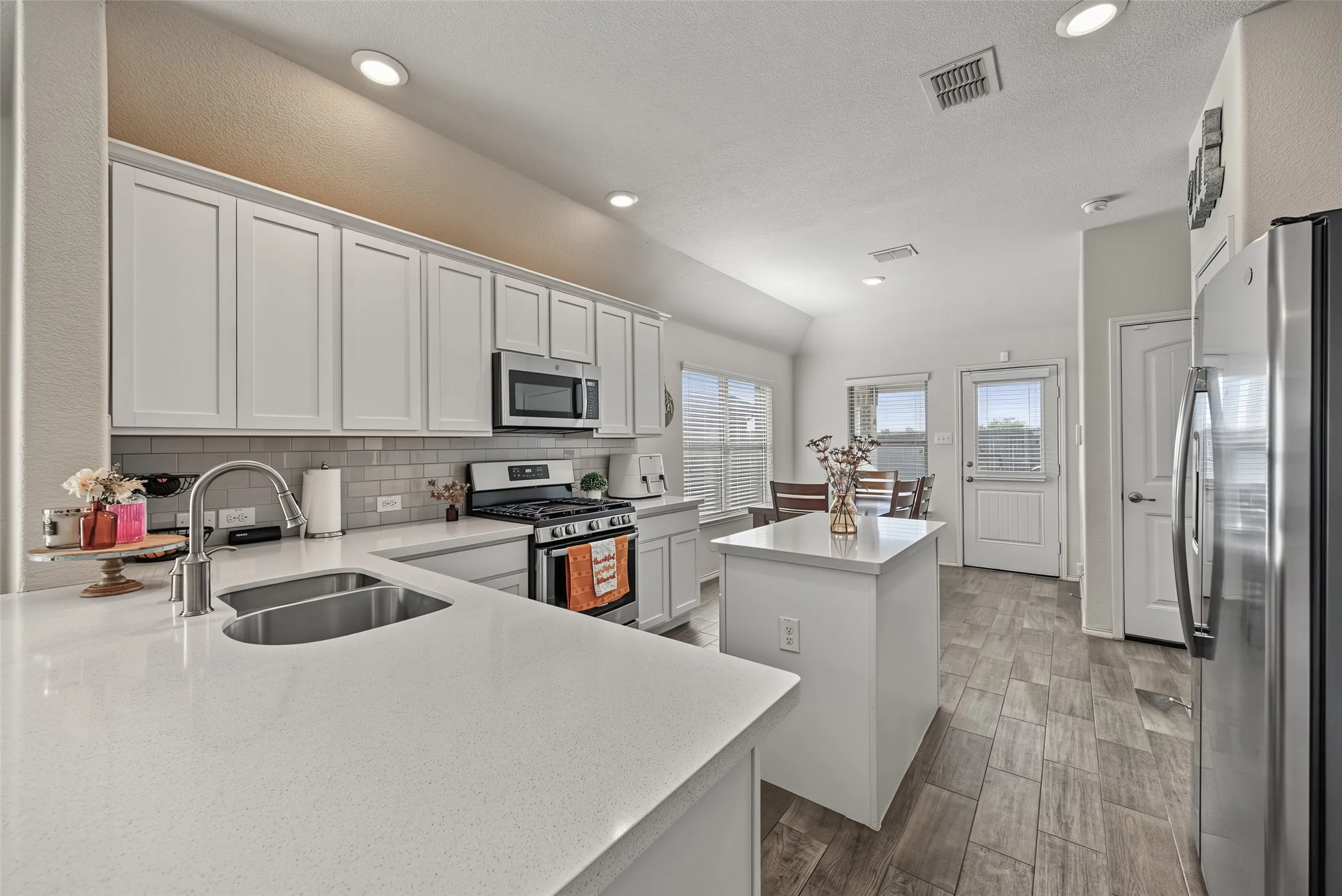 Single Family Residence For Sale in Tarrant County , 5833 Dew Plant Way, Fort Worth, Texas 76123, 3 Bedroom, 2 Bathroom, 2 Garage spaces, 1,473 Sqft, built in 2018, mls#21400957, Real Estate Agent in Fort Worth, Homes For Sale in Tarrant county, Homes For Sale in Fort Worth, Realtor in Fort Worth Texas, Real Estate Brokerage Independent Realty Texas, Luminita Cordes Realtor