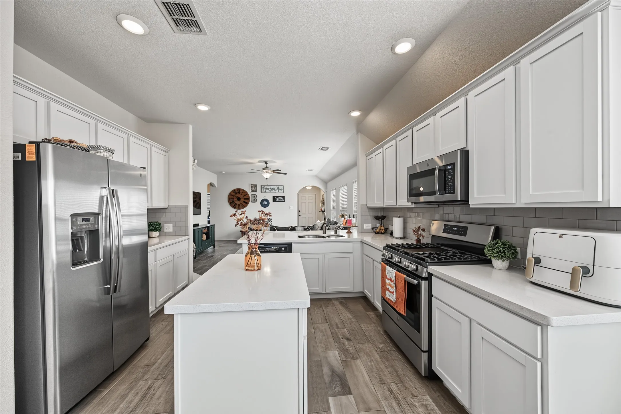 Single Family Residence For Sale in Tarrant County , 5833 Dew Plant Way, Fort Worth, Texas 76123, 3 Bedroom, 2 Bathroom, 2 Garage spaces, 1,473 Sqft, built in 2018, mls#21400957, Real Estate Agent in Fort Worth, Homes For Sale in Tarrant county, Homes For Sale in Fort Worth, Realtor in Fort Worth Texas, Real Estate Brokerage Independent Realty Texas, Luminita Cordes Realtor