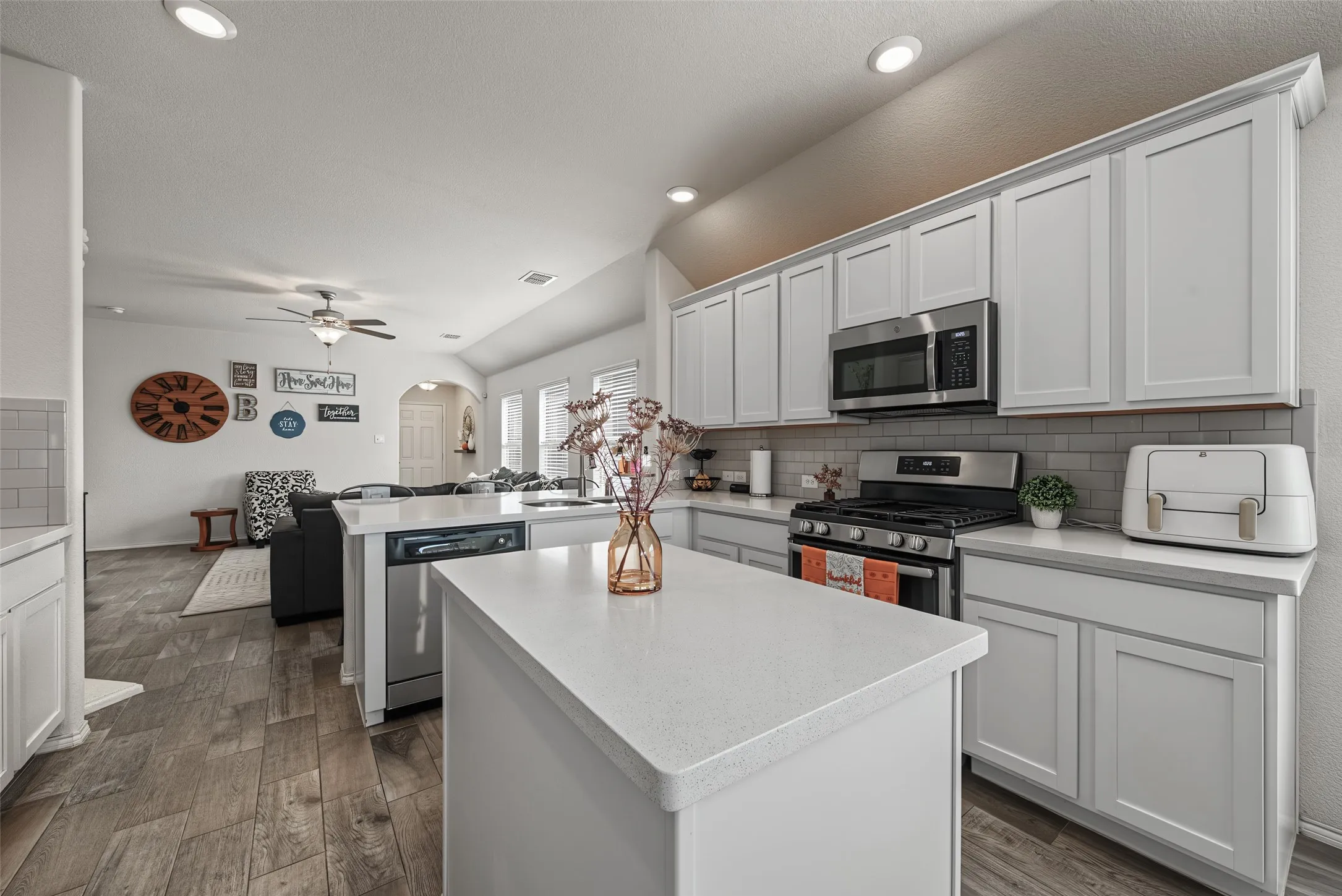 Single Family Residence For Sale in Tarrant County , 5833 Dew Plant Way, Fort Worth, Texas 76123, 3 Bedroom, 2 Bathroom, 2 Garage spaces, 1,473 Sqft, built in 2018, mls#21400957, Real Estate Agent in Fort Worth, Homes For Sale in Tarrant county, Homes For Sale in Fort Worth, Realtor in Fort Worth Texas, Real Estate Brokerage Independent Realty Texas, Luminita Cordes Realtor